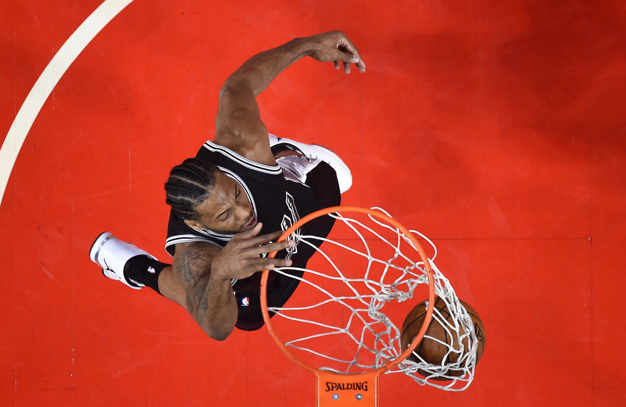 Spurs kick off rust from layoff to beat Clippers 105-97