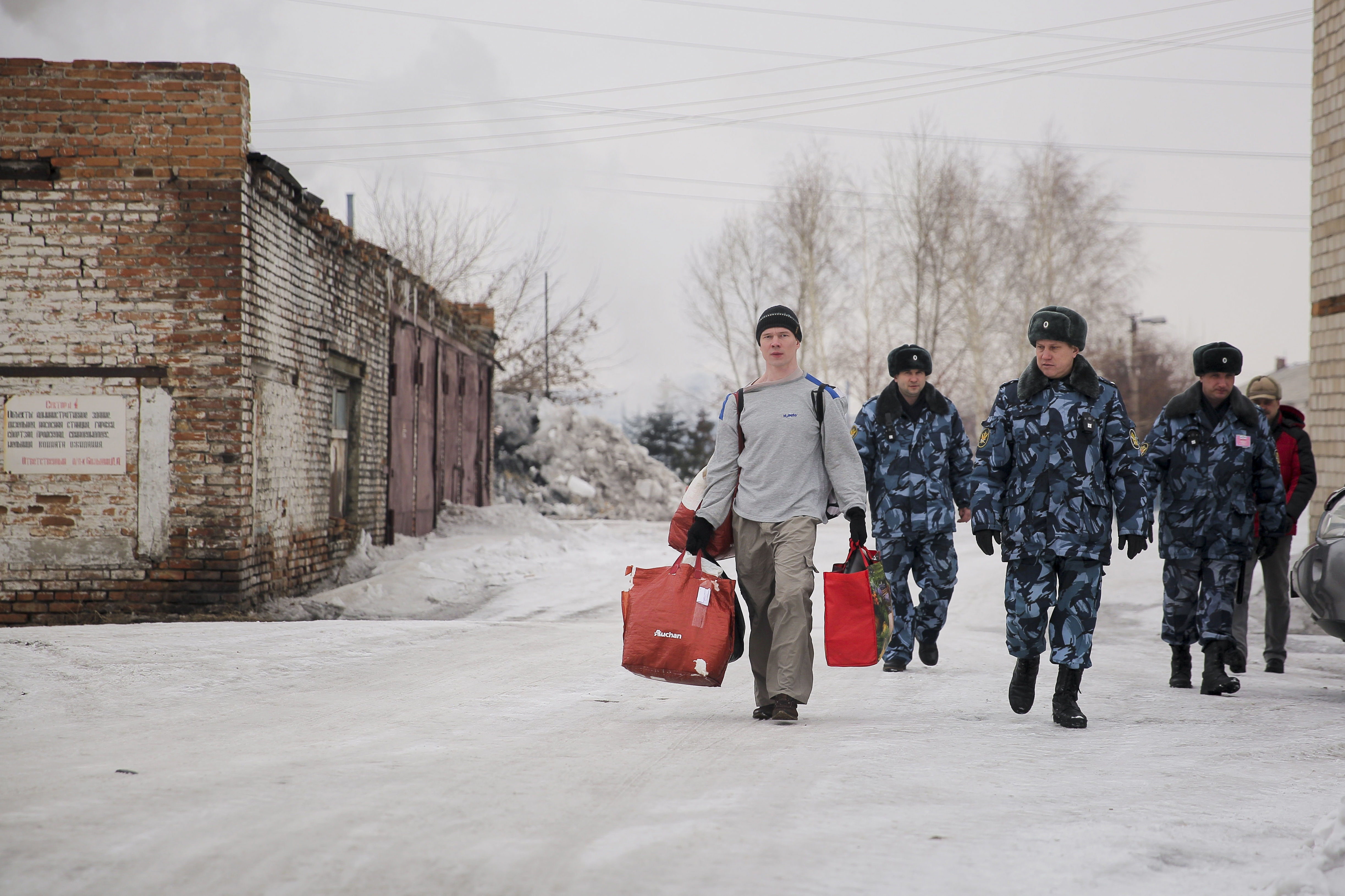 Russian opposition figure freed; vows fight for human rights