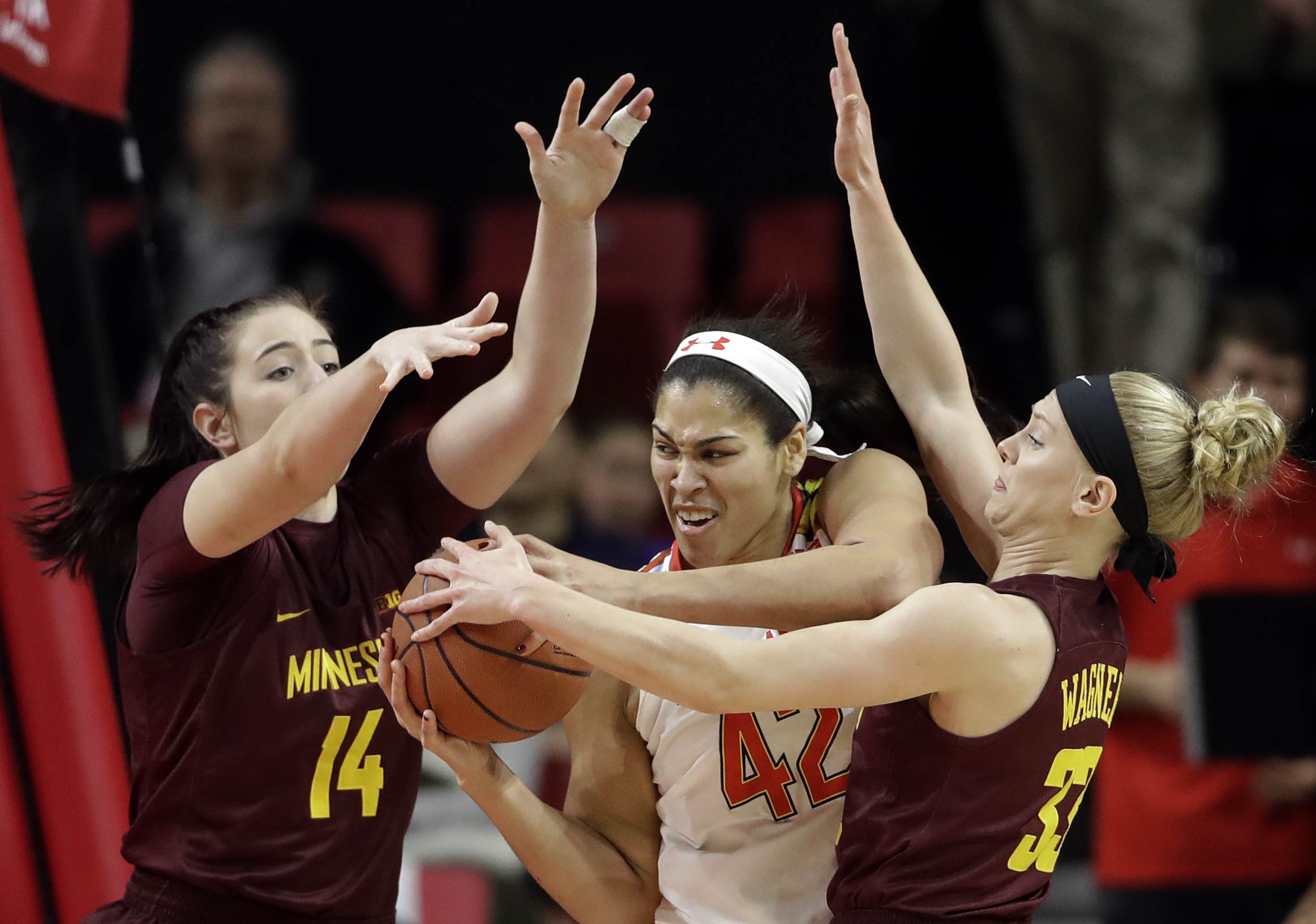 No. 2 Maryland tops Minnesota 93-60 to clinch 1st place tie