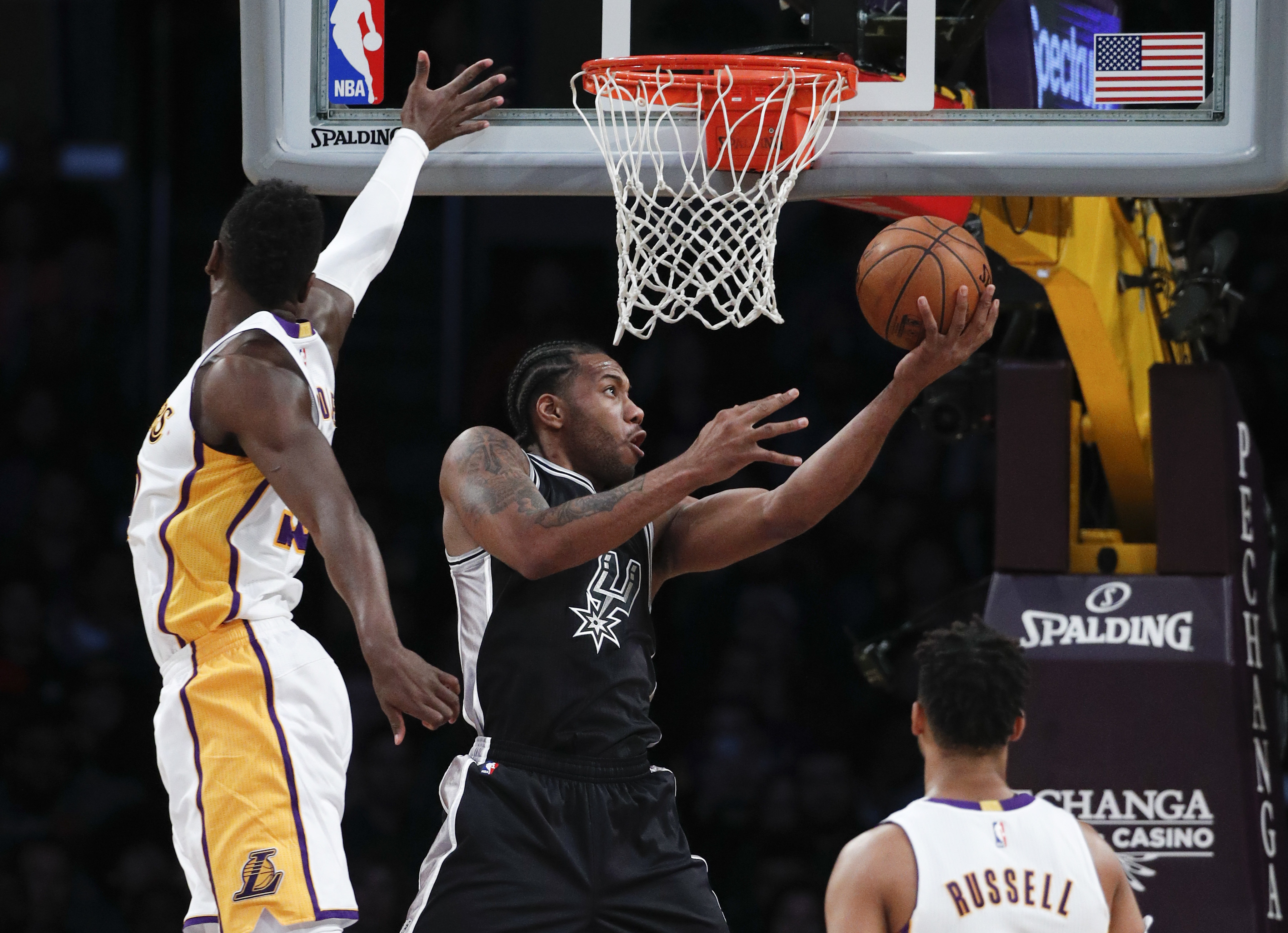 Leonard scores 25, leads Spurs to 119-98 rout of Lakers