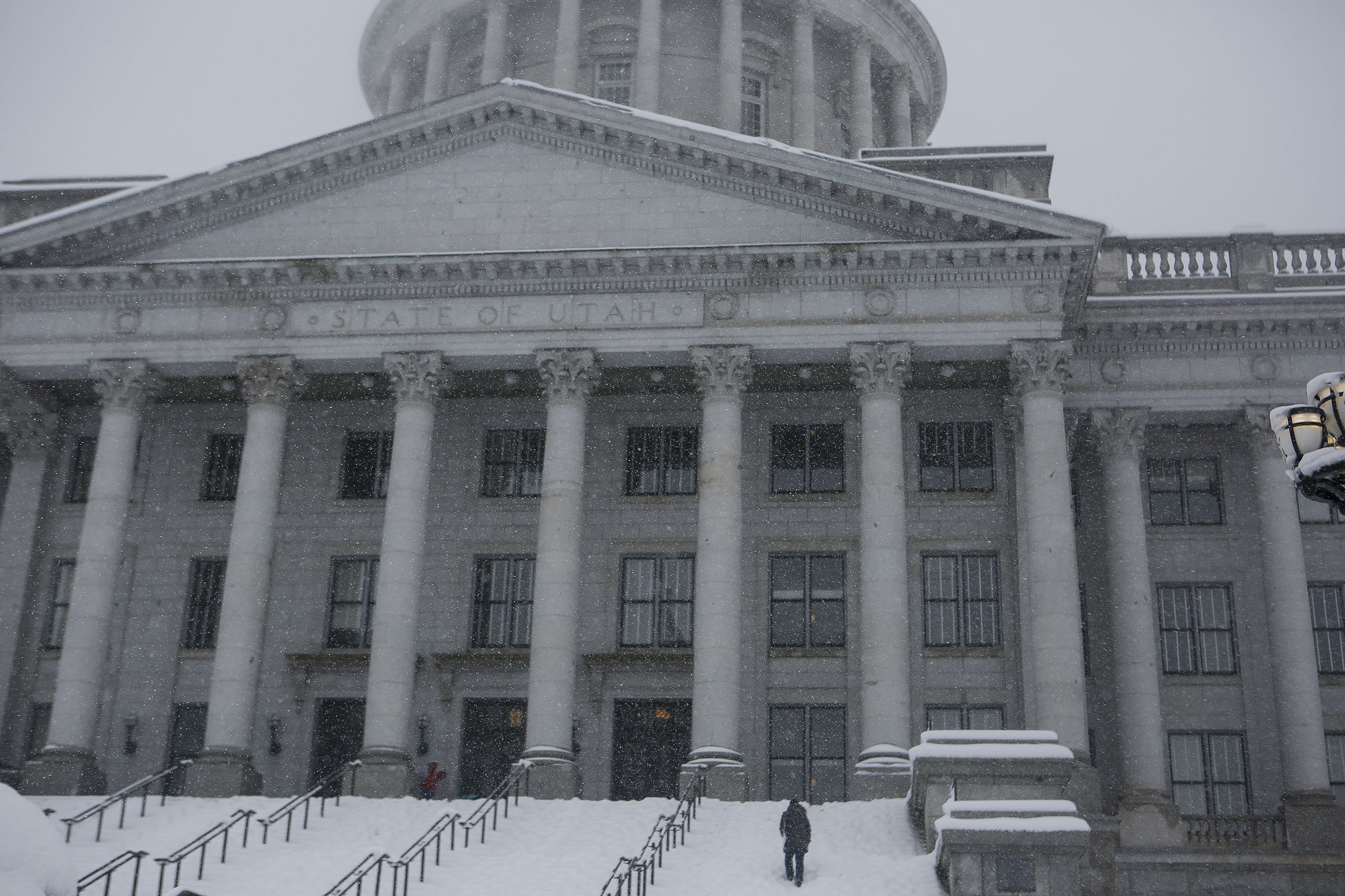 Committee OKs bill to remove 4-year cap on broadcast noncompete contracts