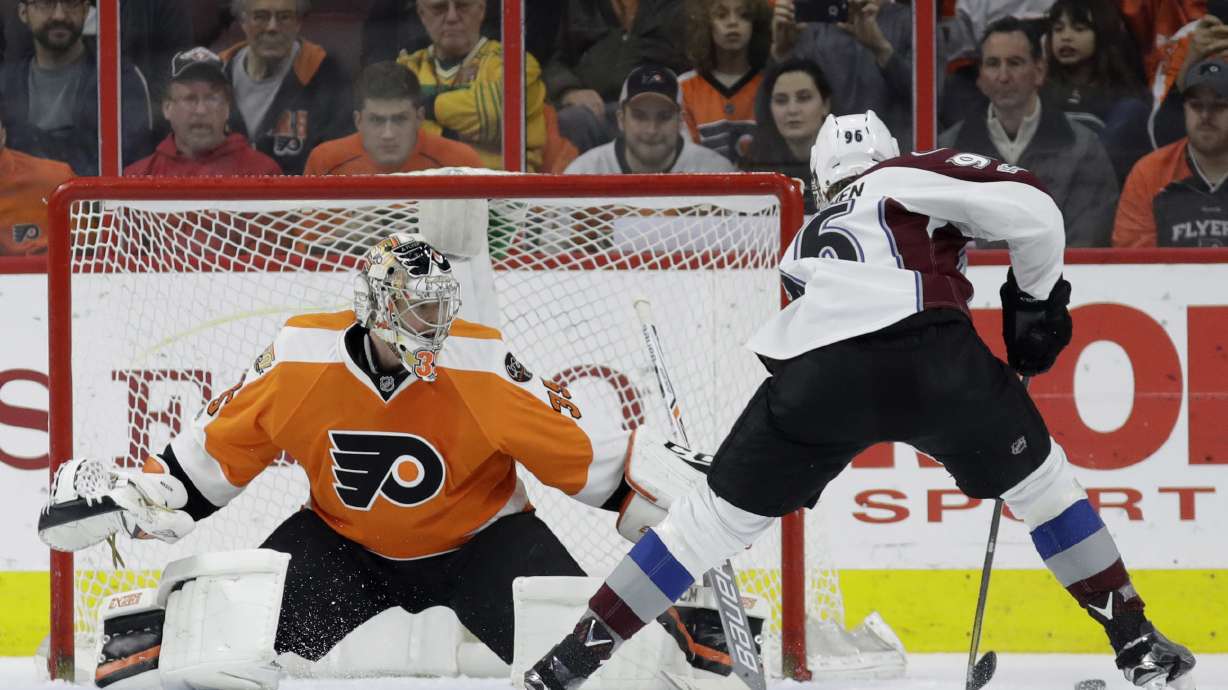 Simmonds scores 2 goals to lead Flyers past Avalanche 4-0