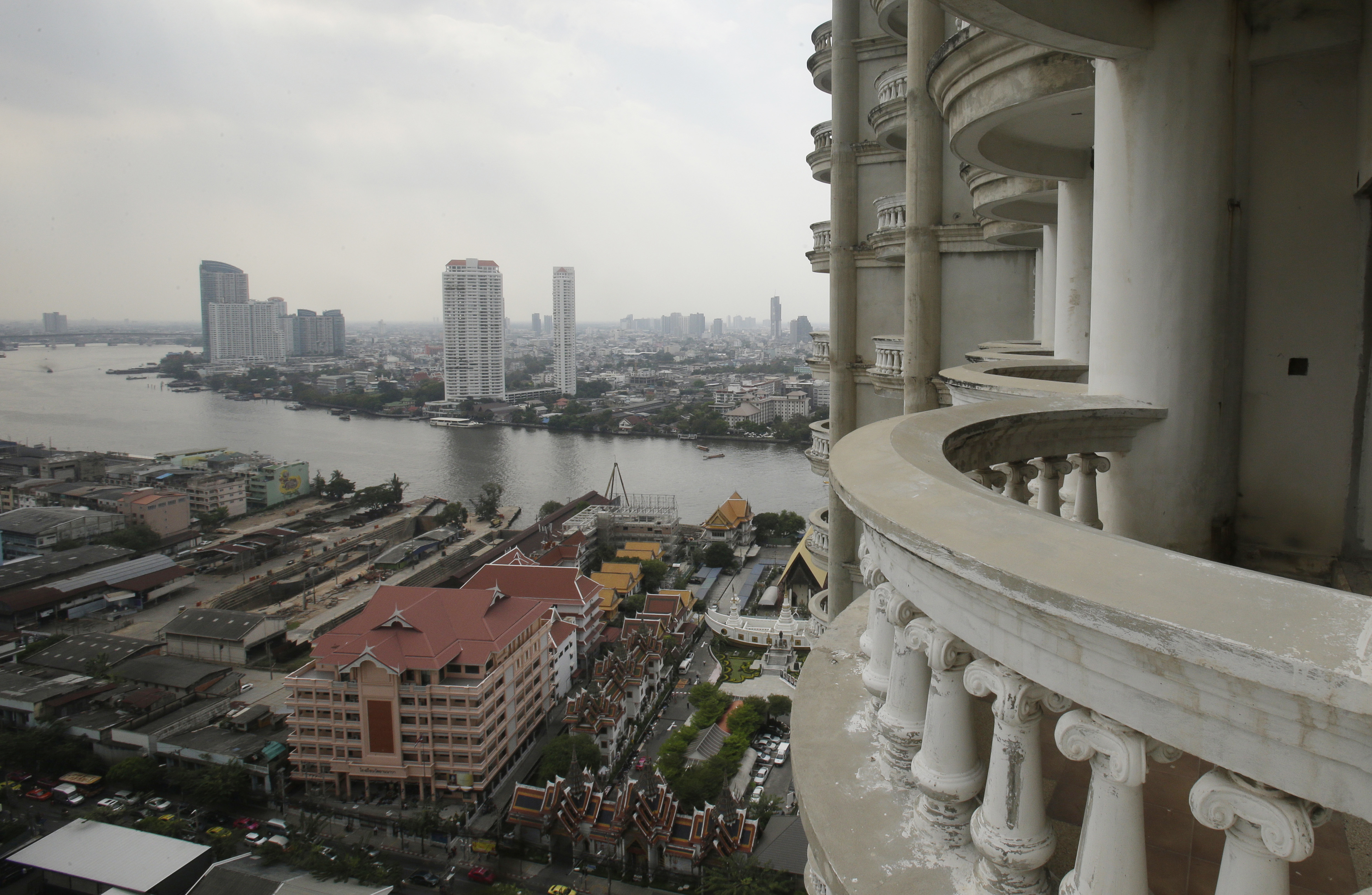 "Ghost Tower" haunts Bangkok 20 years after financial crisis