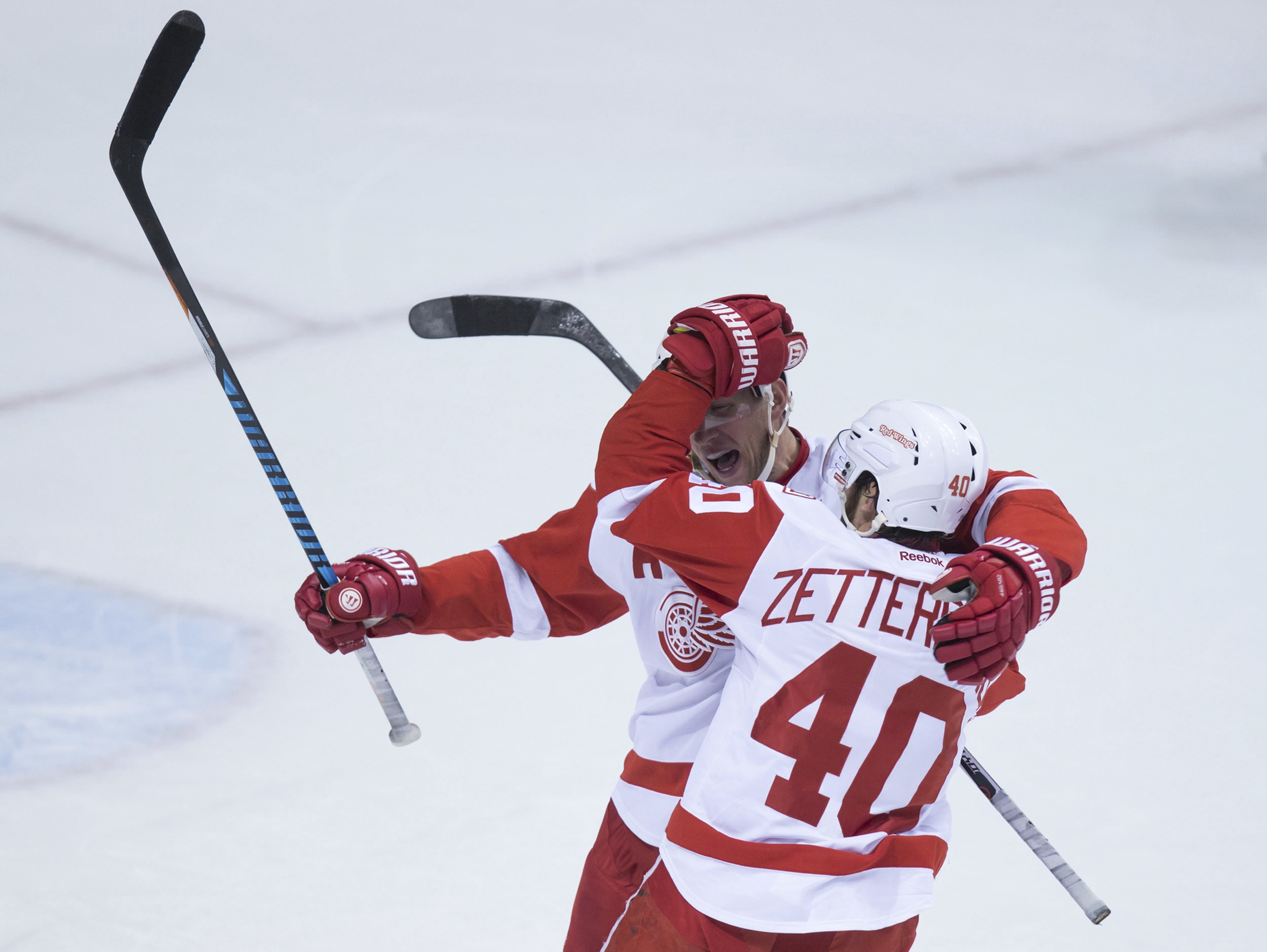 Red Wings, Canucks trade away vets during game