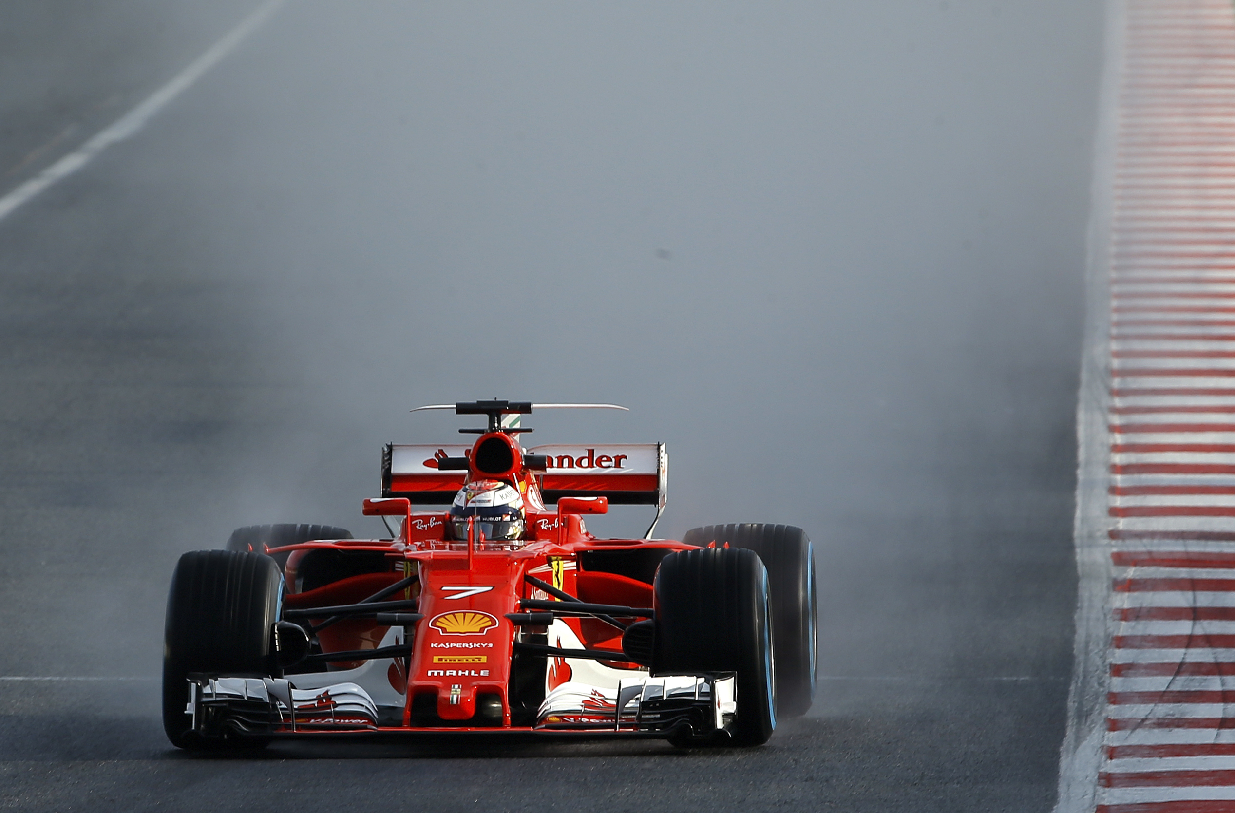 Mercedes and Ferrari set the pace in F1 preseason testing