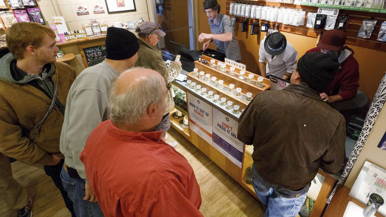 Oregon lawmakers push to protect pot users' info from US