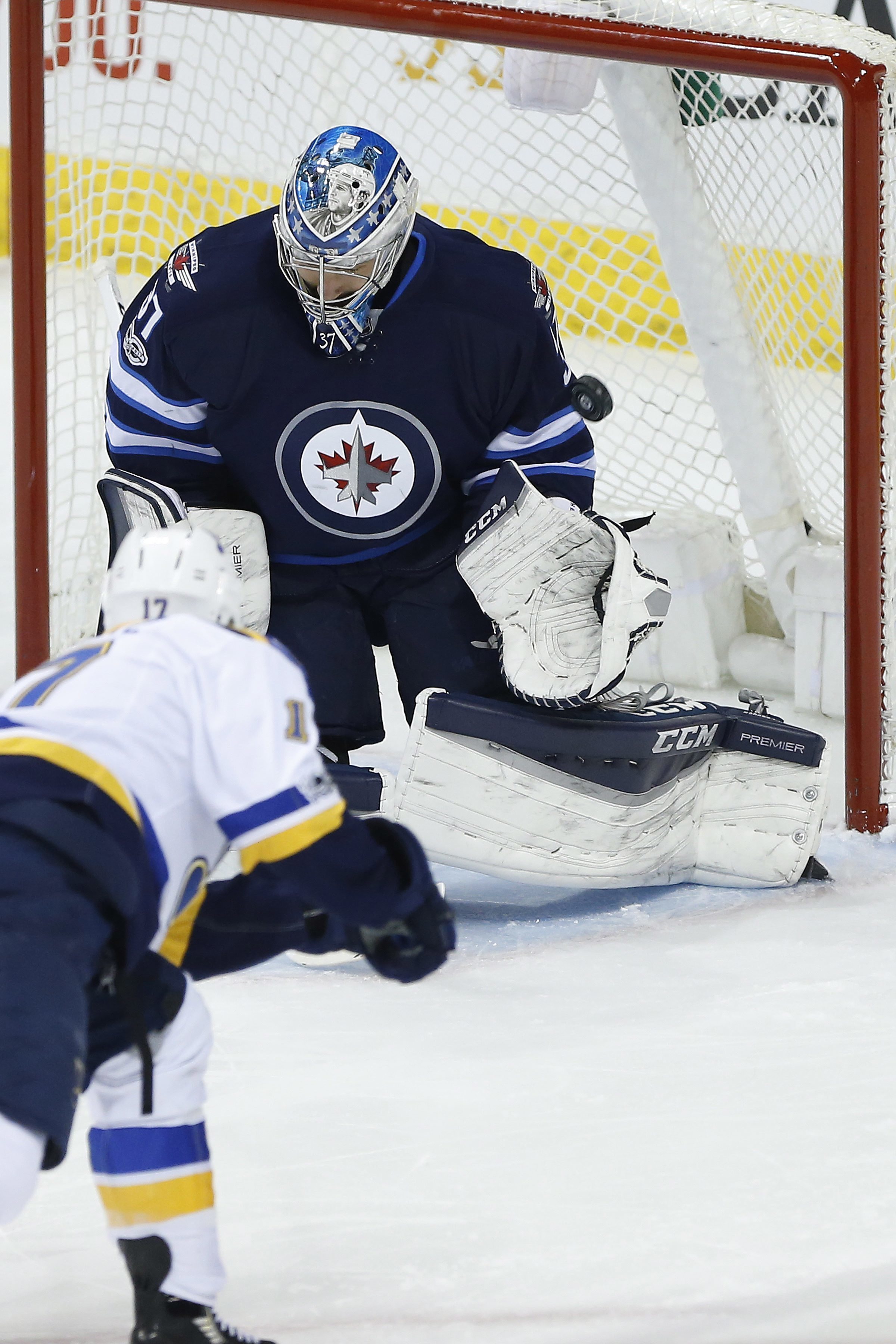 Hellebuyck stops 29 shots, Jets beat Blues 3-0