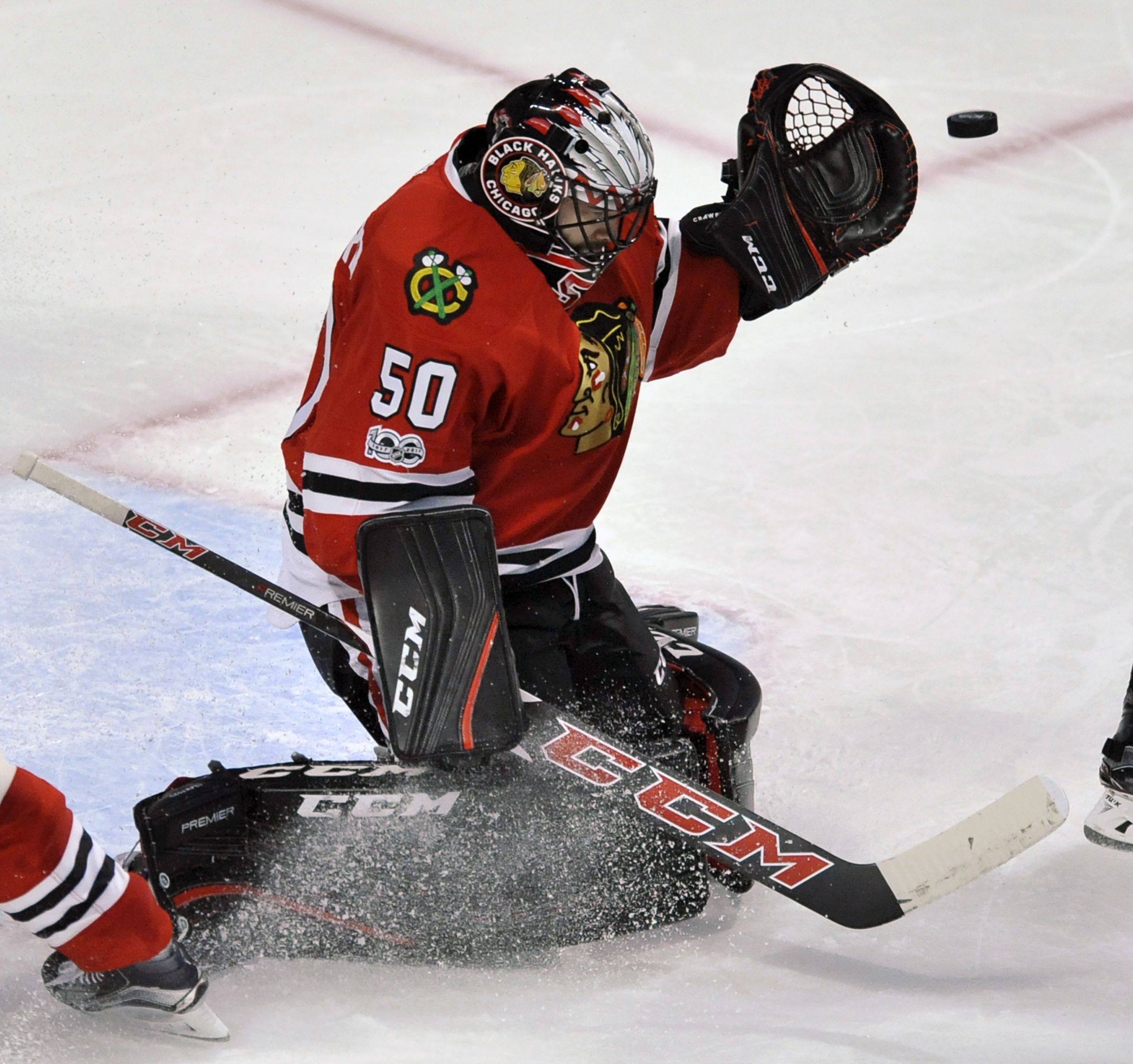 Panarin, Blackhawks beat Islanders 2-1 for 6th straight win