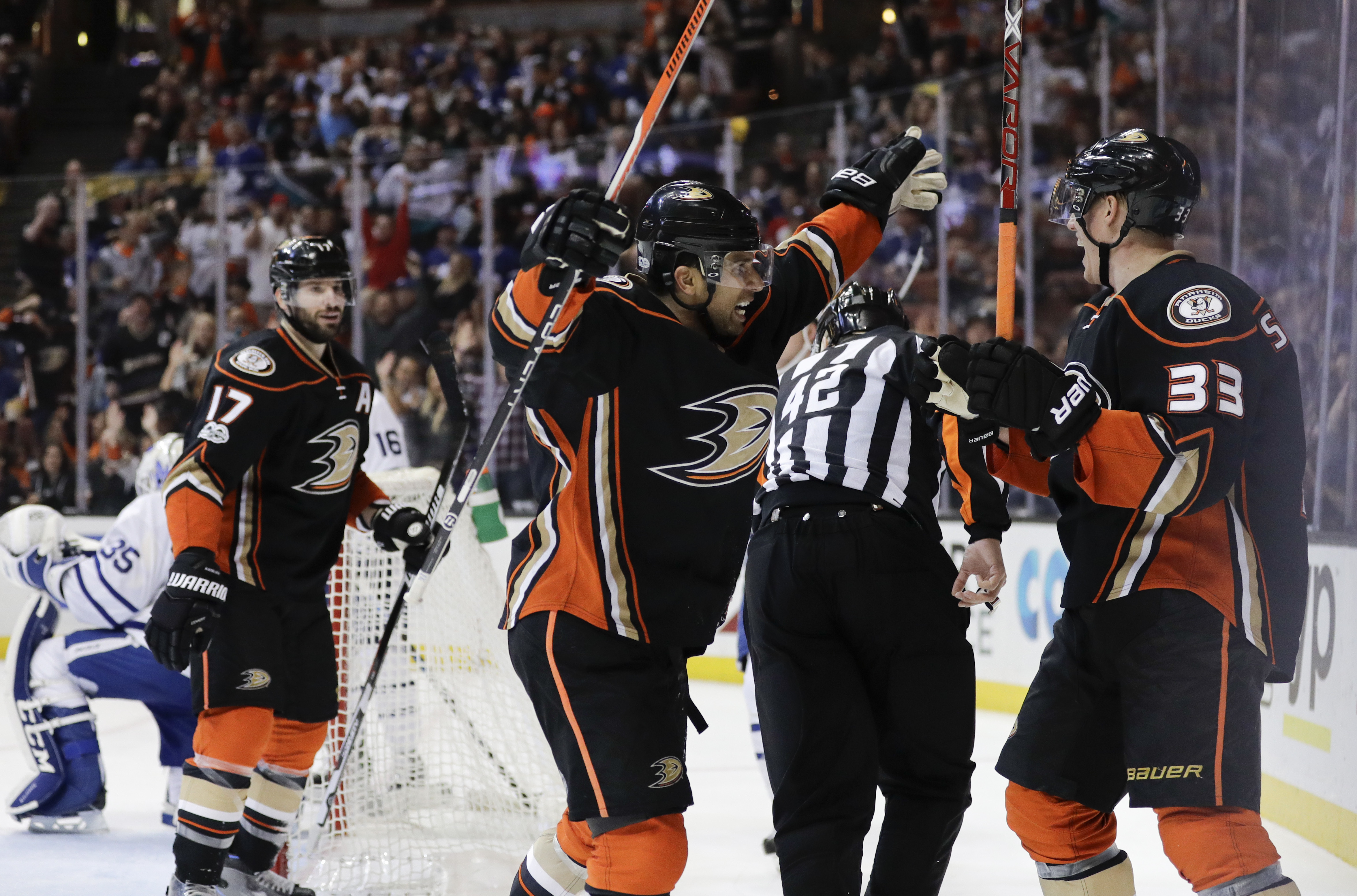 Rakell scores twice as Ducks beat Maple Leafs 5-2