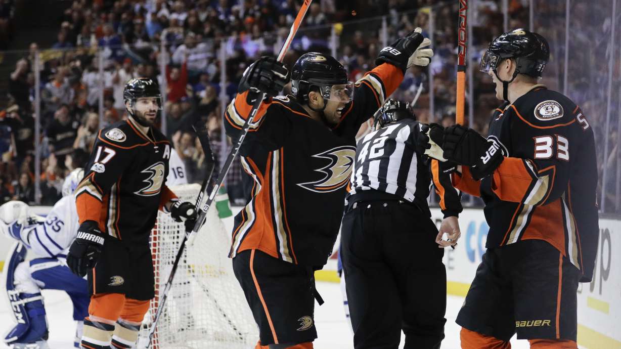Rakell scores twice as Ducks beat Maple Leafs 5-2
