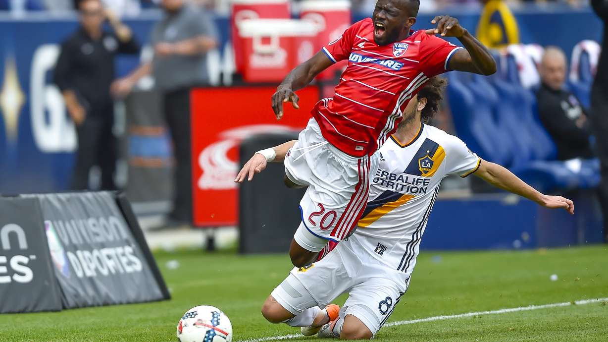 Acosta scores in 69th, FC Dallas beats LA Galaxy 2-1