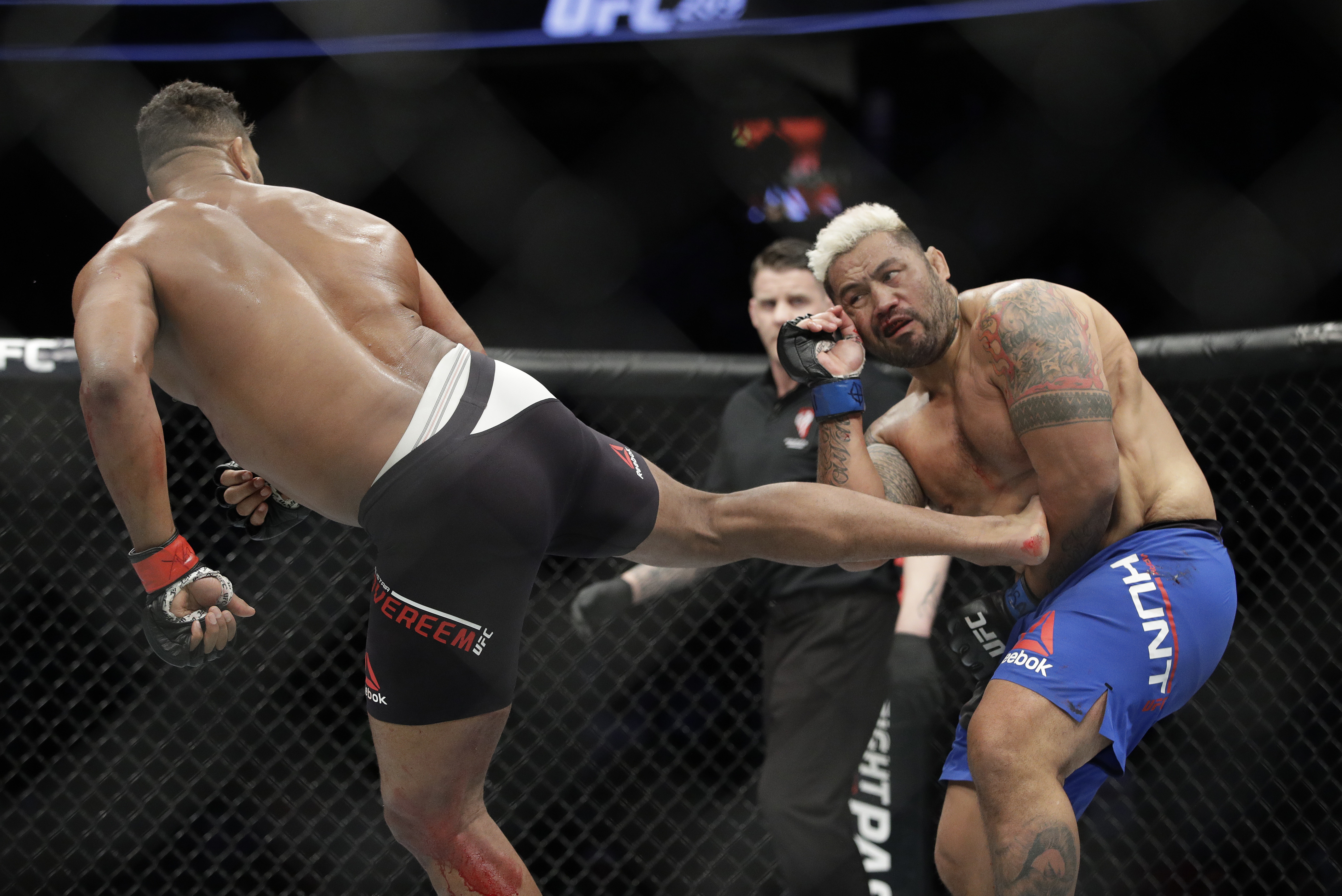 Woodley edges Thompson, keeps belt in dull fight at UFC 209