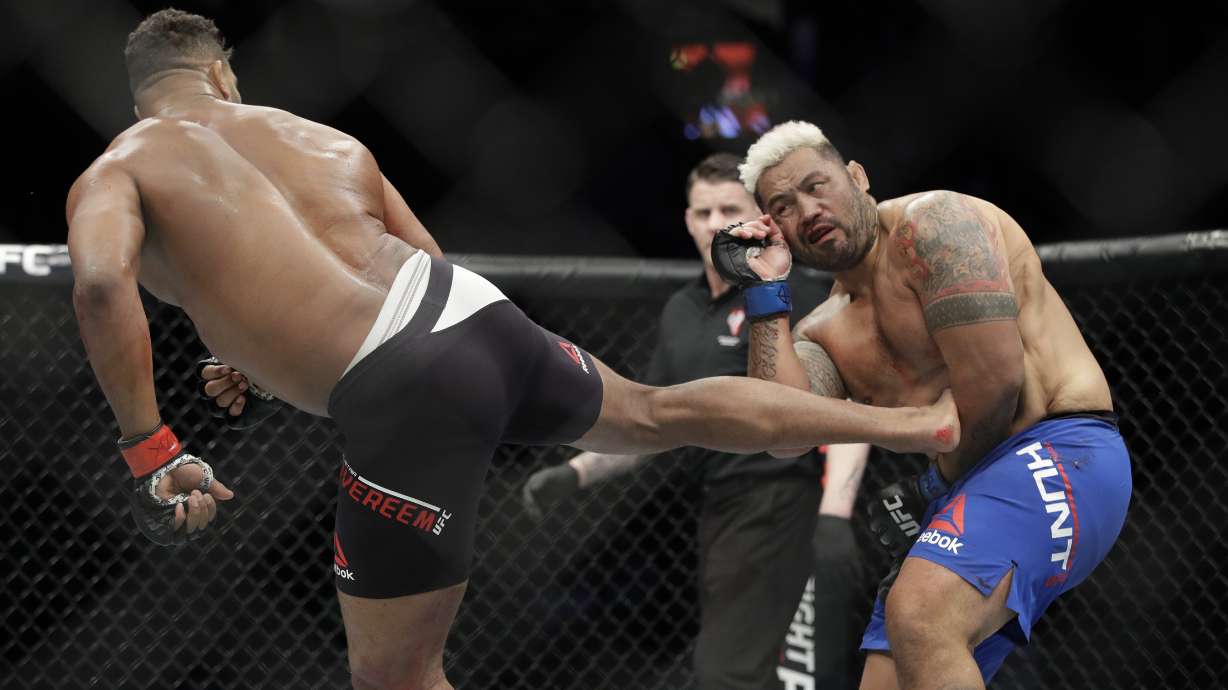 Woodley edges Thompson, keeps belt in dull fight at UFC 209