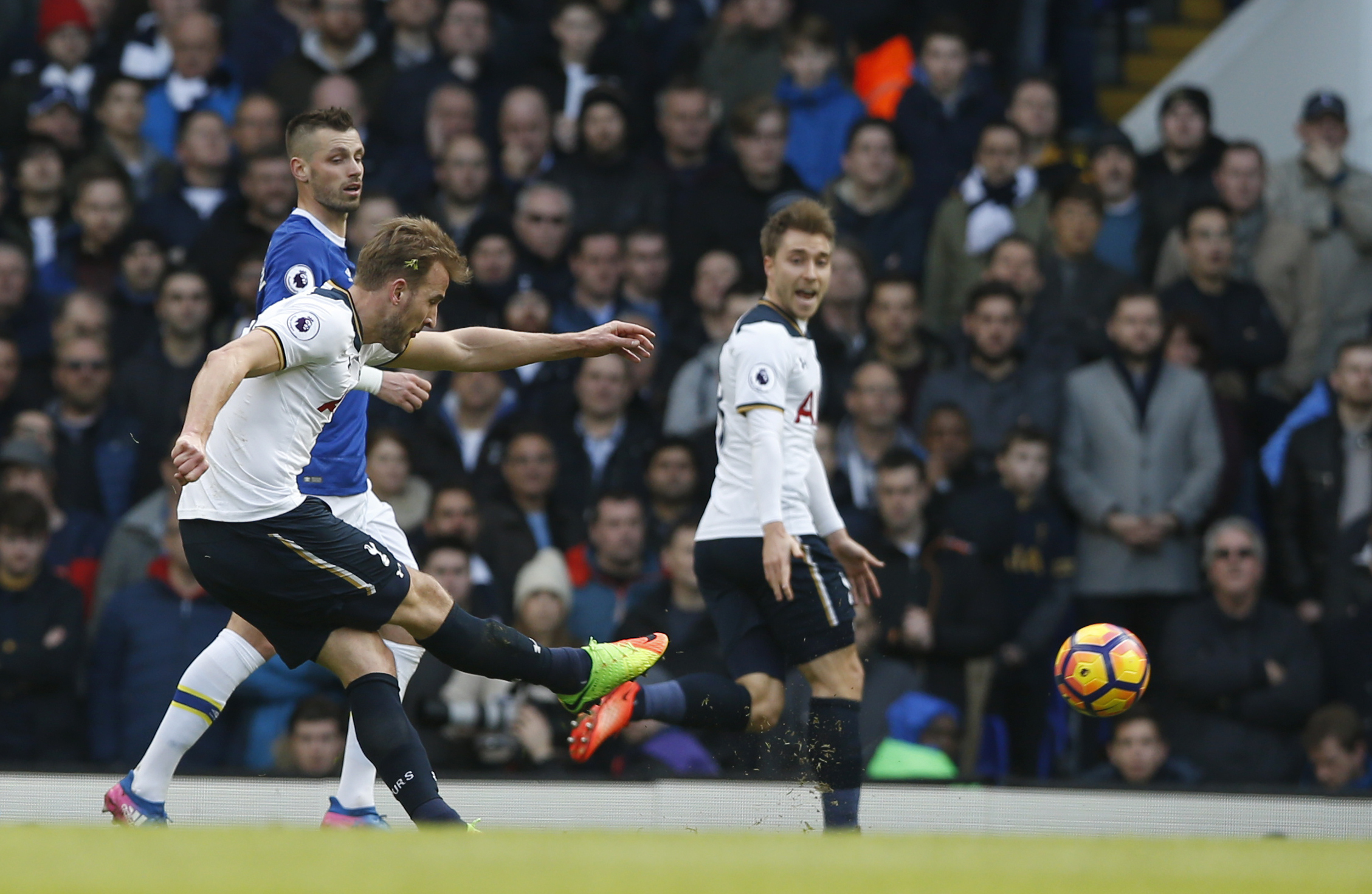 Kane upstages Lukaku, powers Tottenham to 3-2 win vs Everton