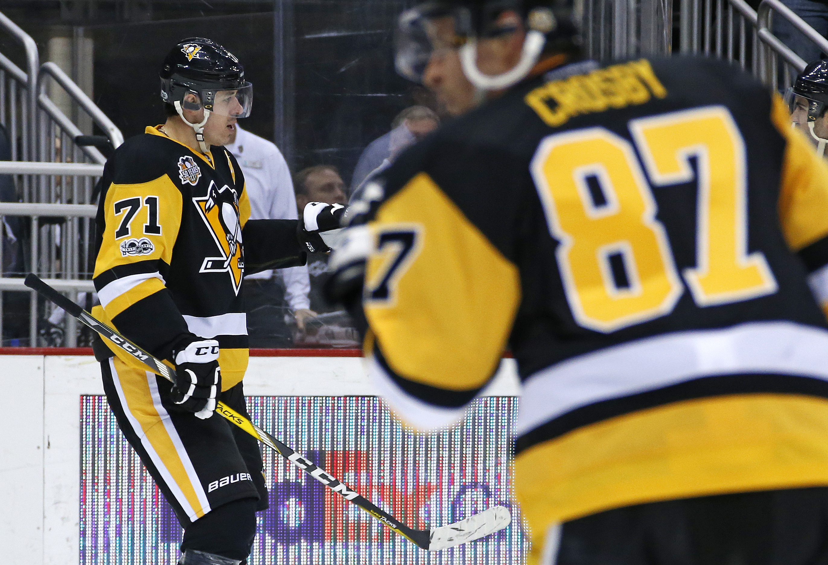 Fleury stands tall in relief, Penguins rally by Sabres 4-3