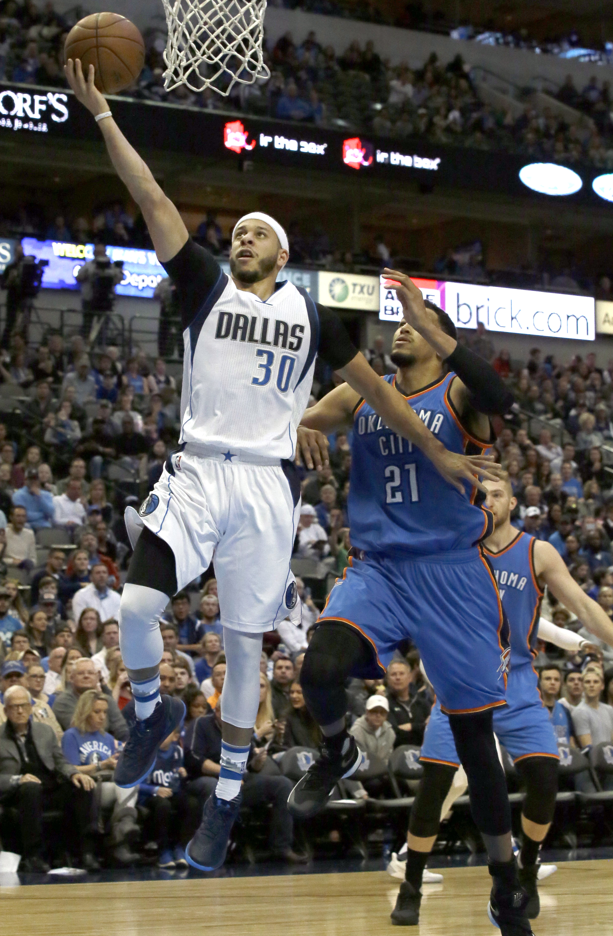 Curry, Nowitzki lead Mavericks past Thunder, 104-89