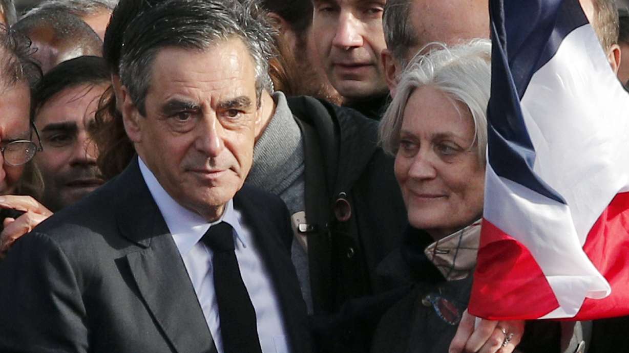French conservatives in crisis as candidate Fillon flounders