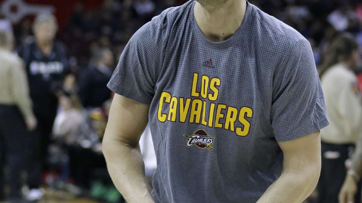 Cavs center Bogut injured just minute into debut