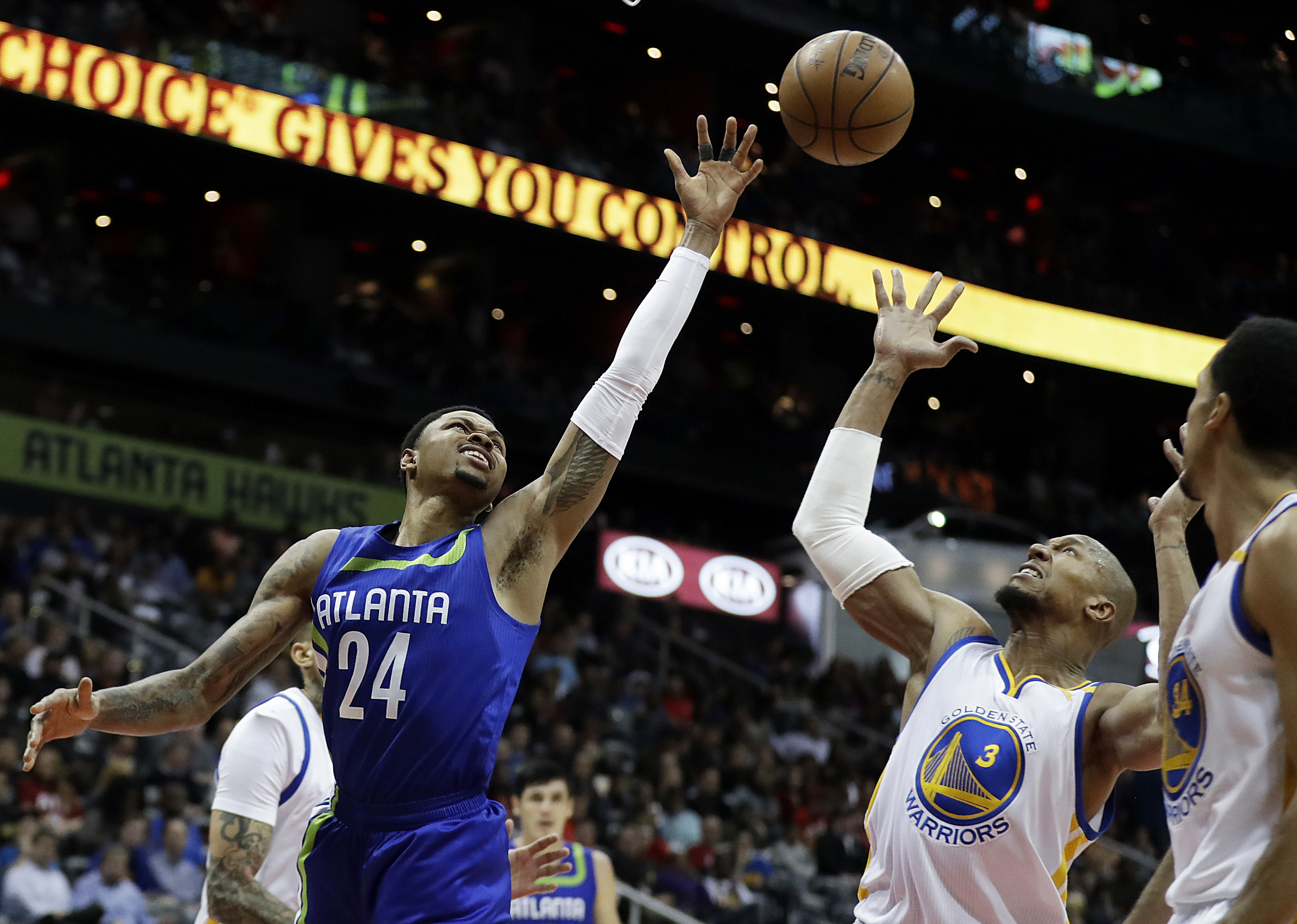 Iguodala scores 24, Warriors beat feuding Hawks, 119-111