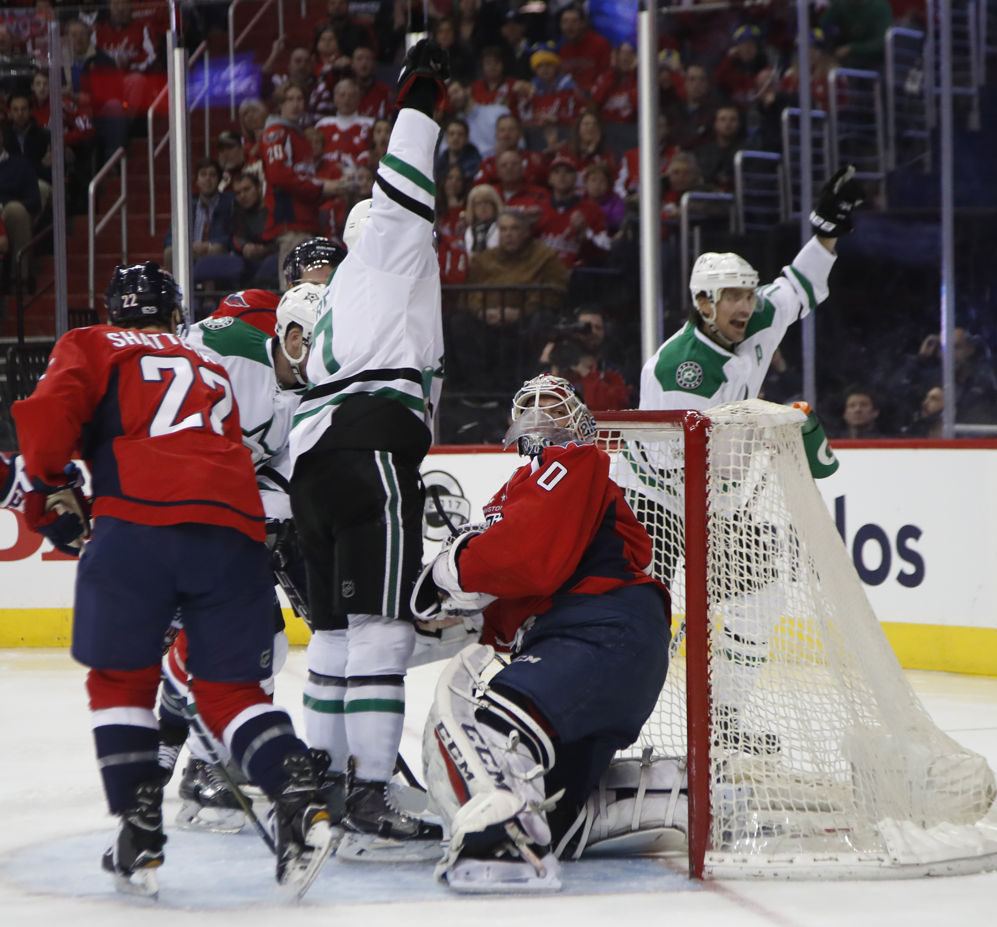 Lehtonen, Stars snap Capitals' home winning streak at 15
