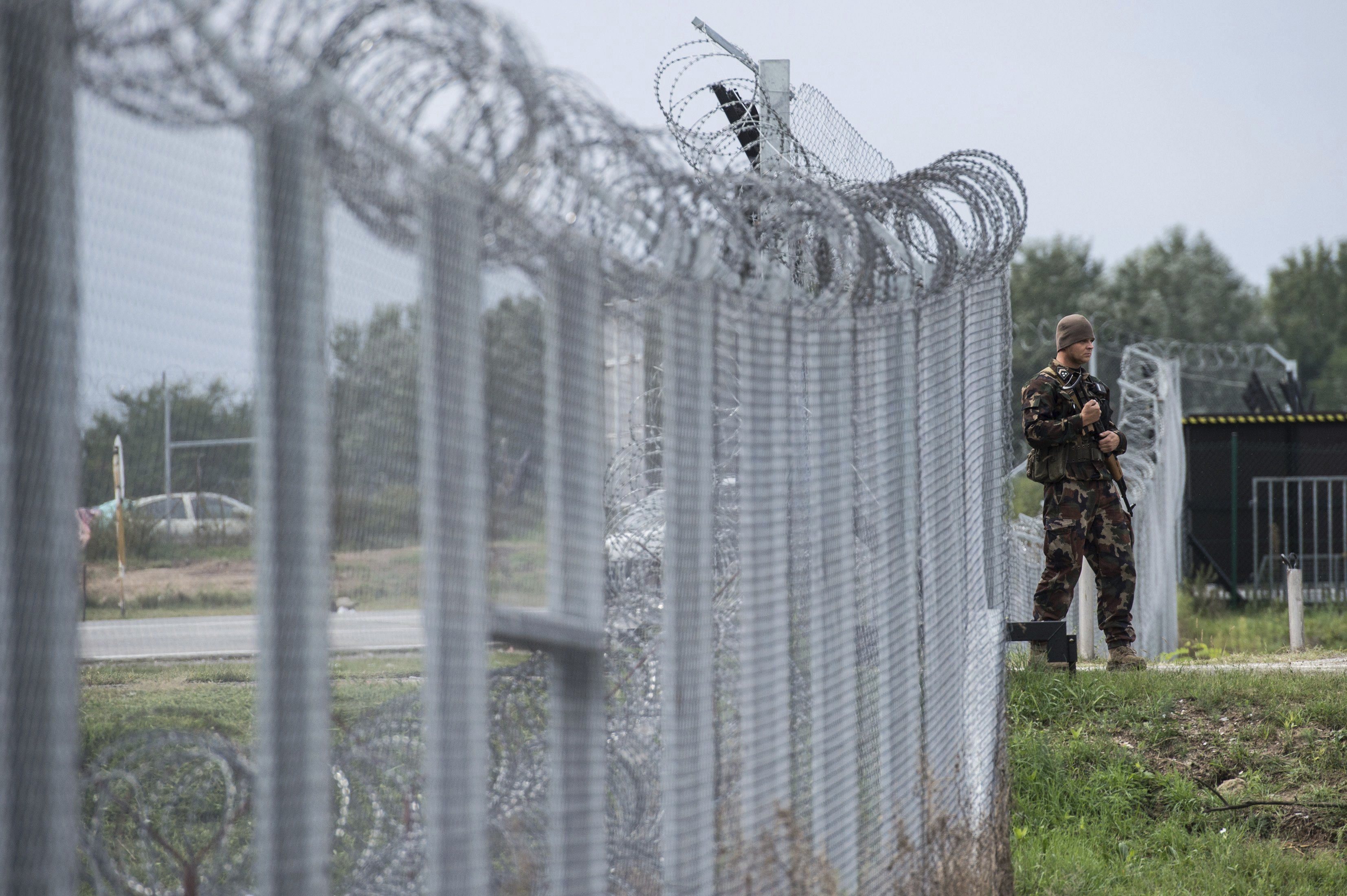 Hungary blasted for rule detaining refugees in containers