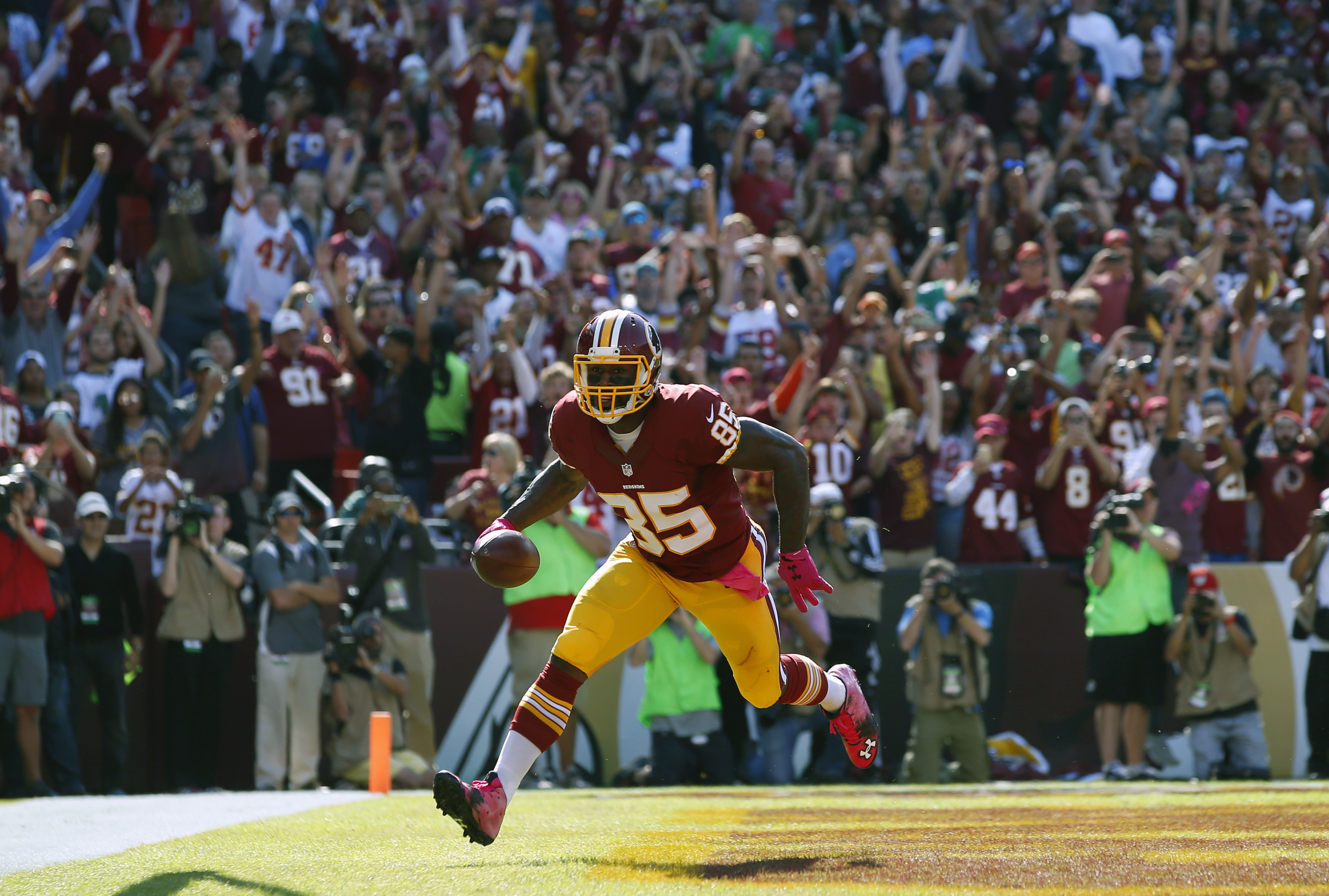 Redskins re-sign tight end Vernon Davis to 3-year contract
