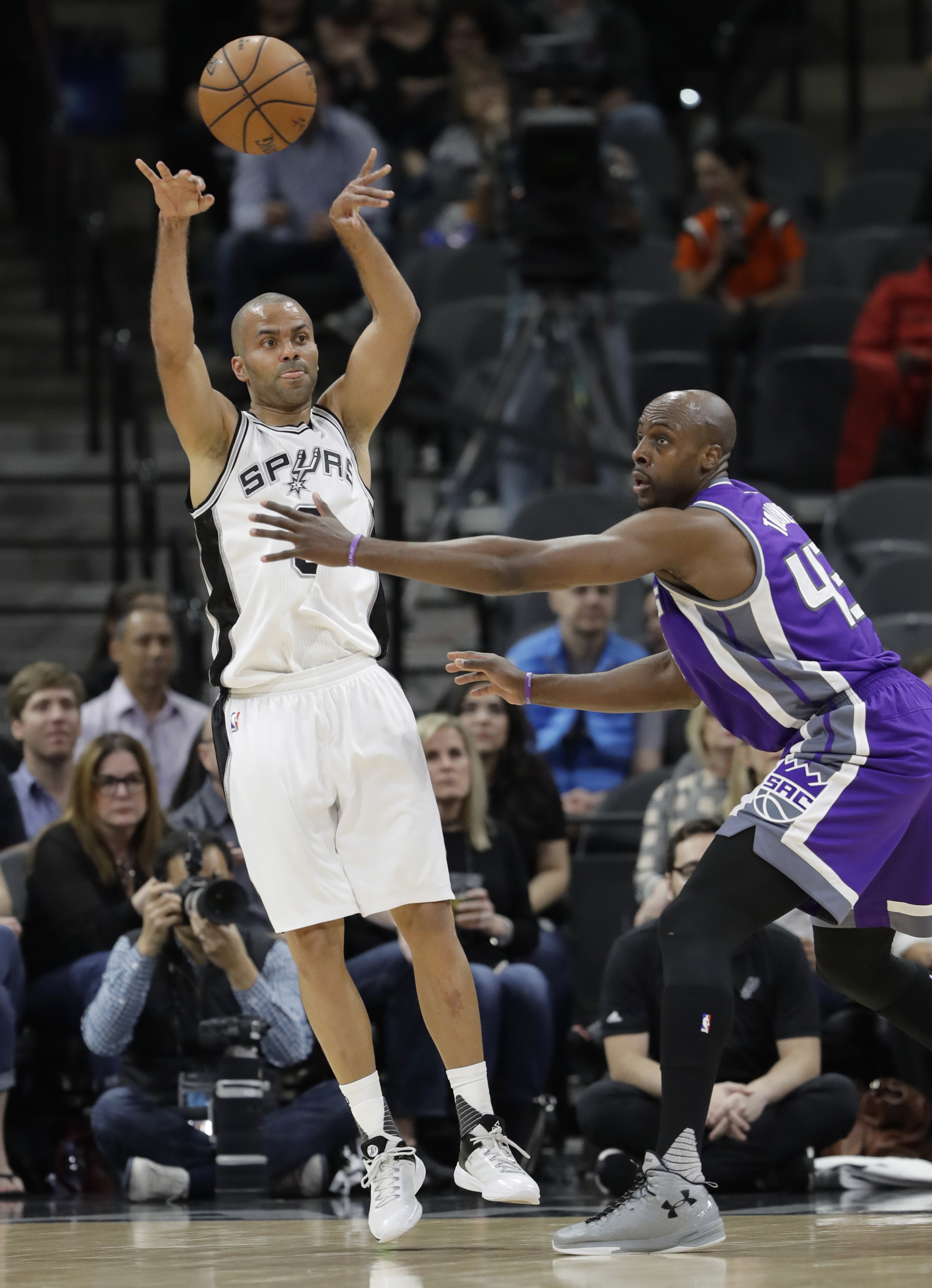Ginobili, Lee lead Spurs by Kings in Leonard's absence