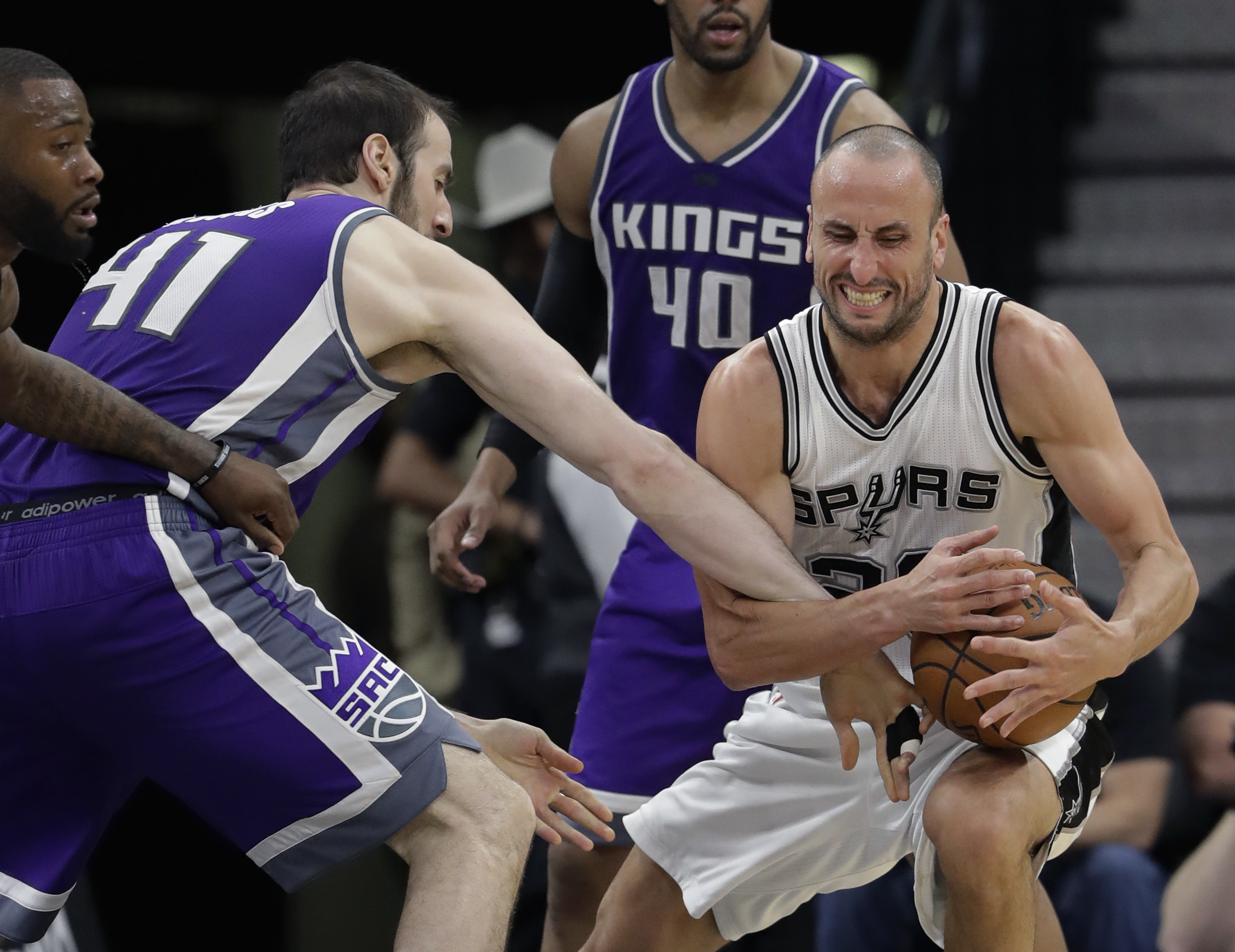 Spurs rally from 28 down to beat Kings in Leonard's absence