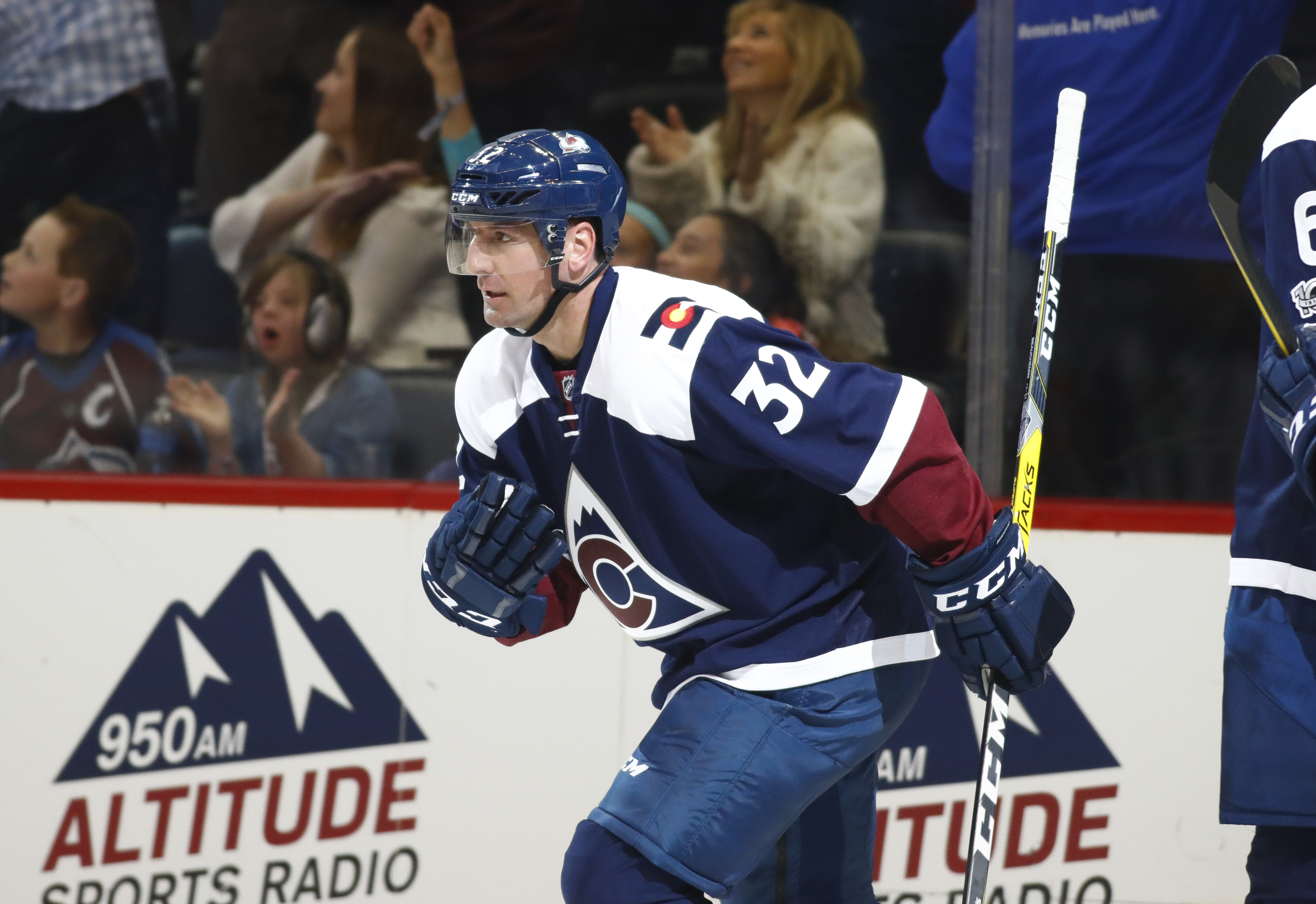 Beauchemin's late goal lifts Avalanche past Devils 3-2