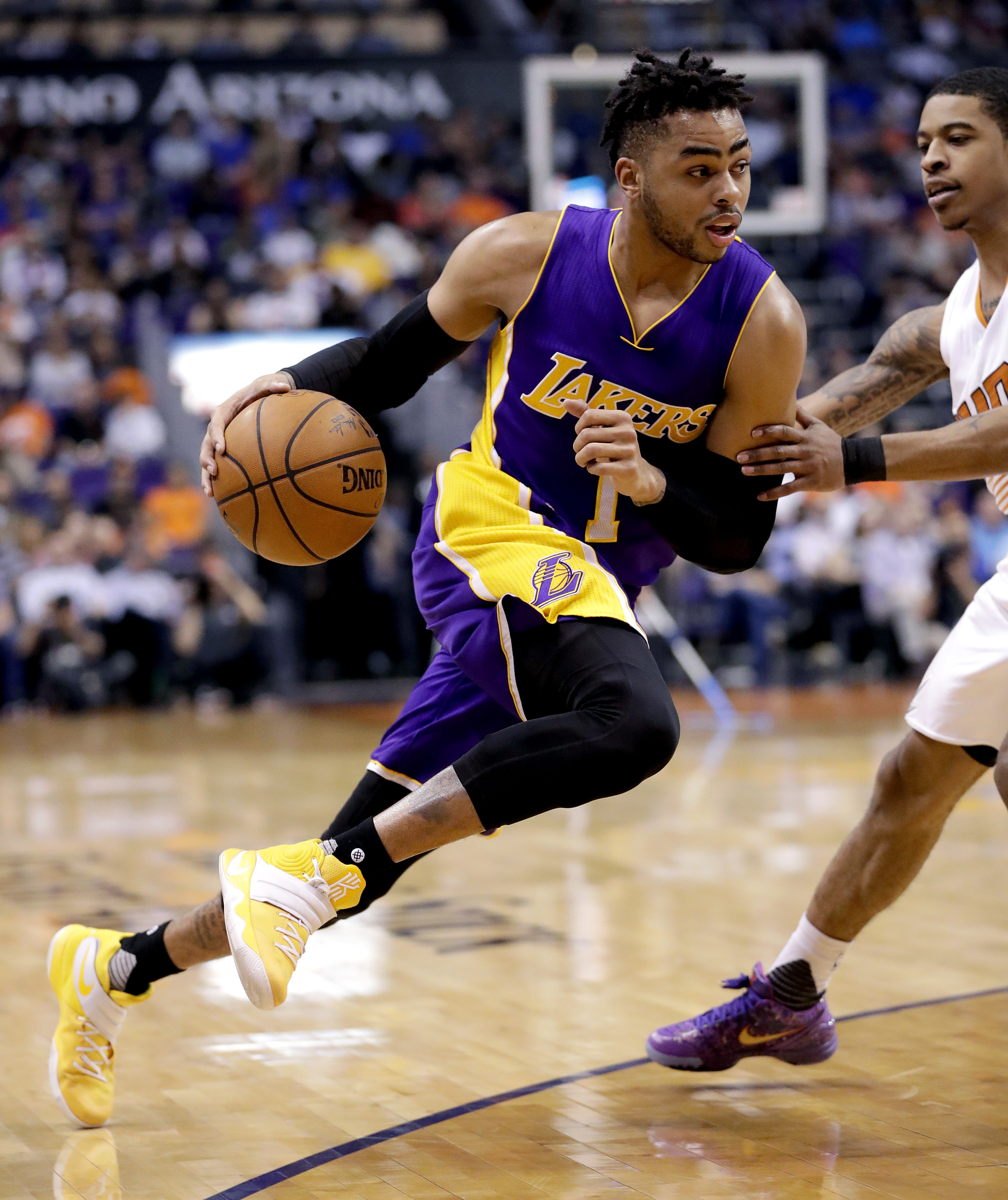 Russell scores 28, Lakers finally win in Phoenix 122-110