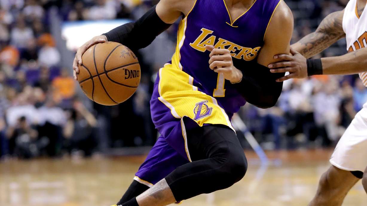 Russell scores 28, Lakers finally win in Phoenix 122-110