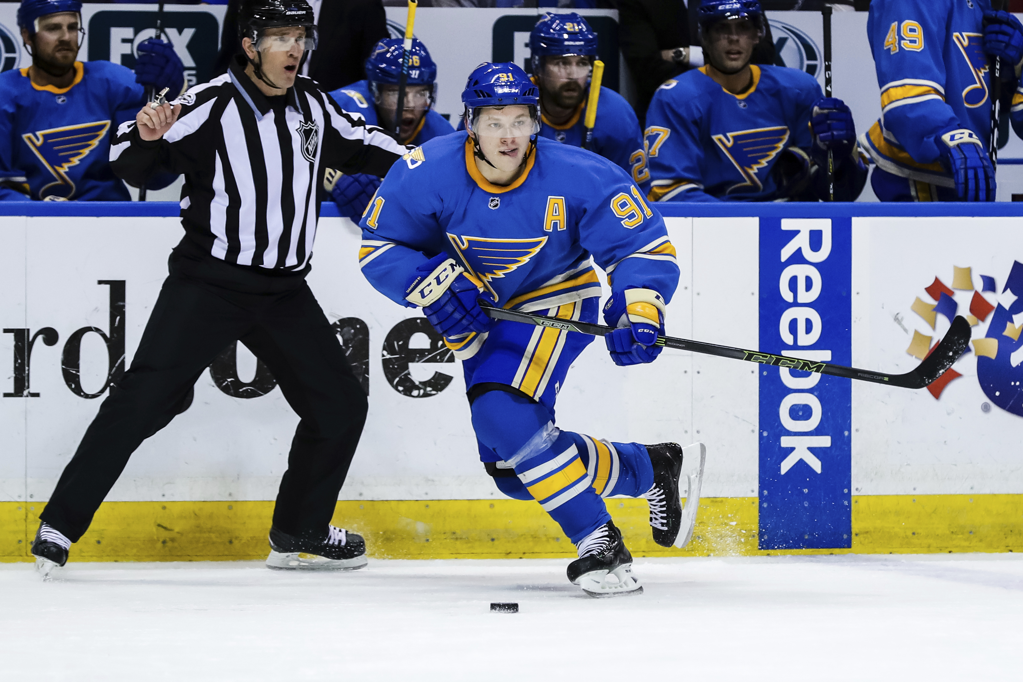 Tarasenko scores twice to lift Blues over Isles 4-3