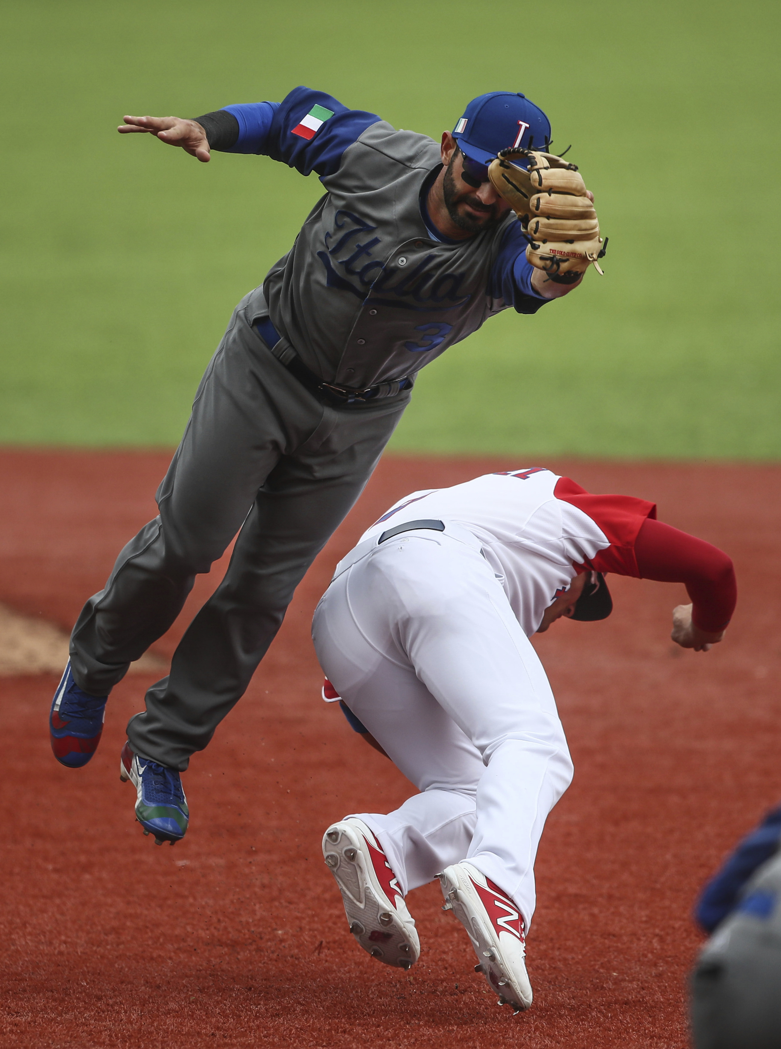 Correa homers, Puerto Rico advances in WBC, beats Italy