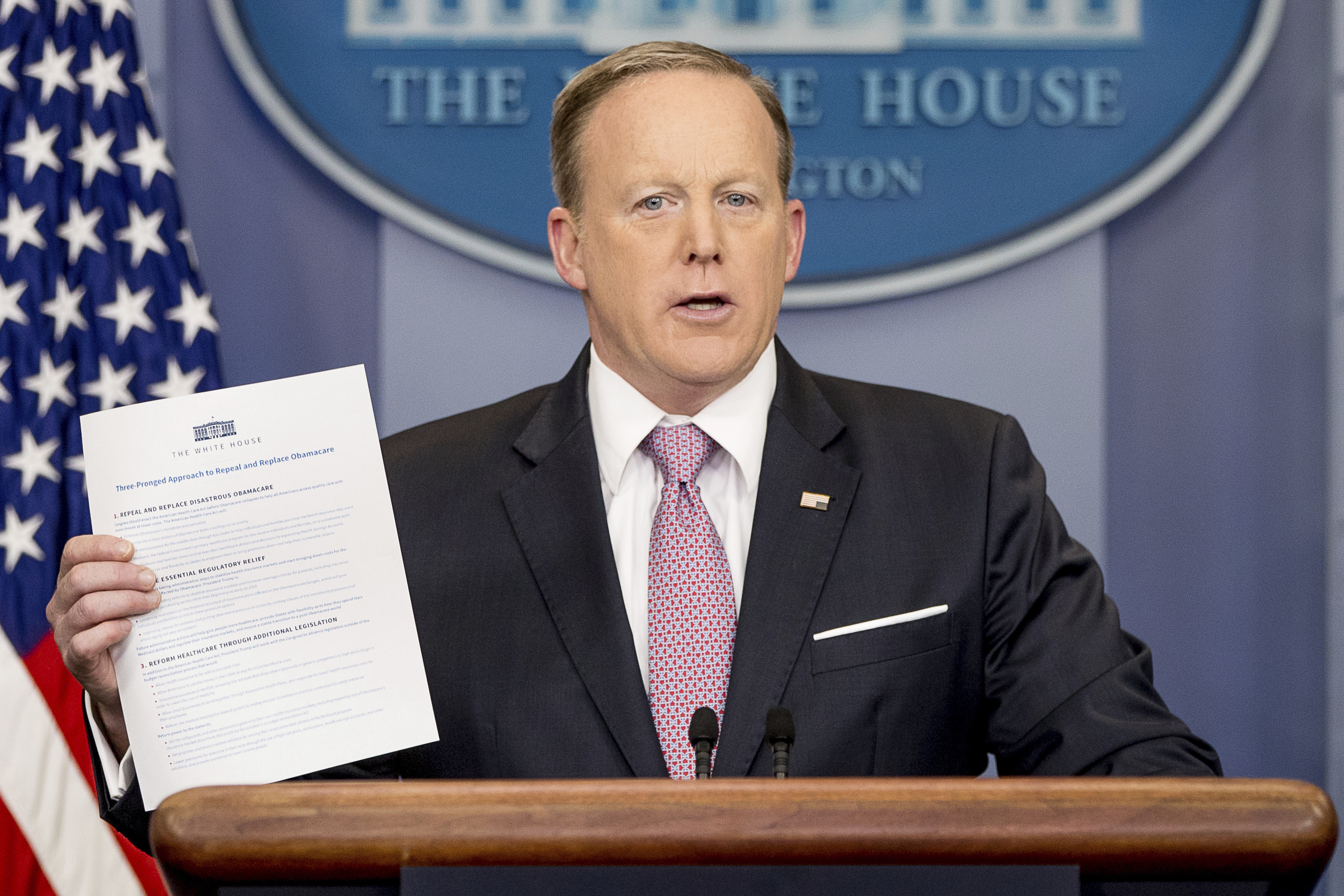 Woman questions Spicer at DC Apple store, tweets video