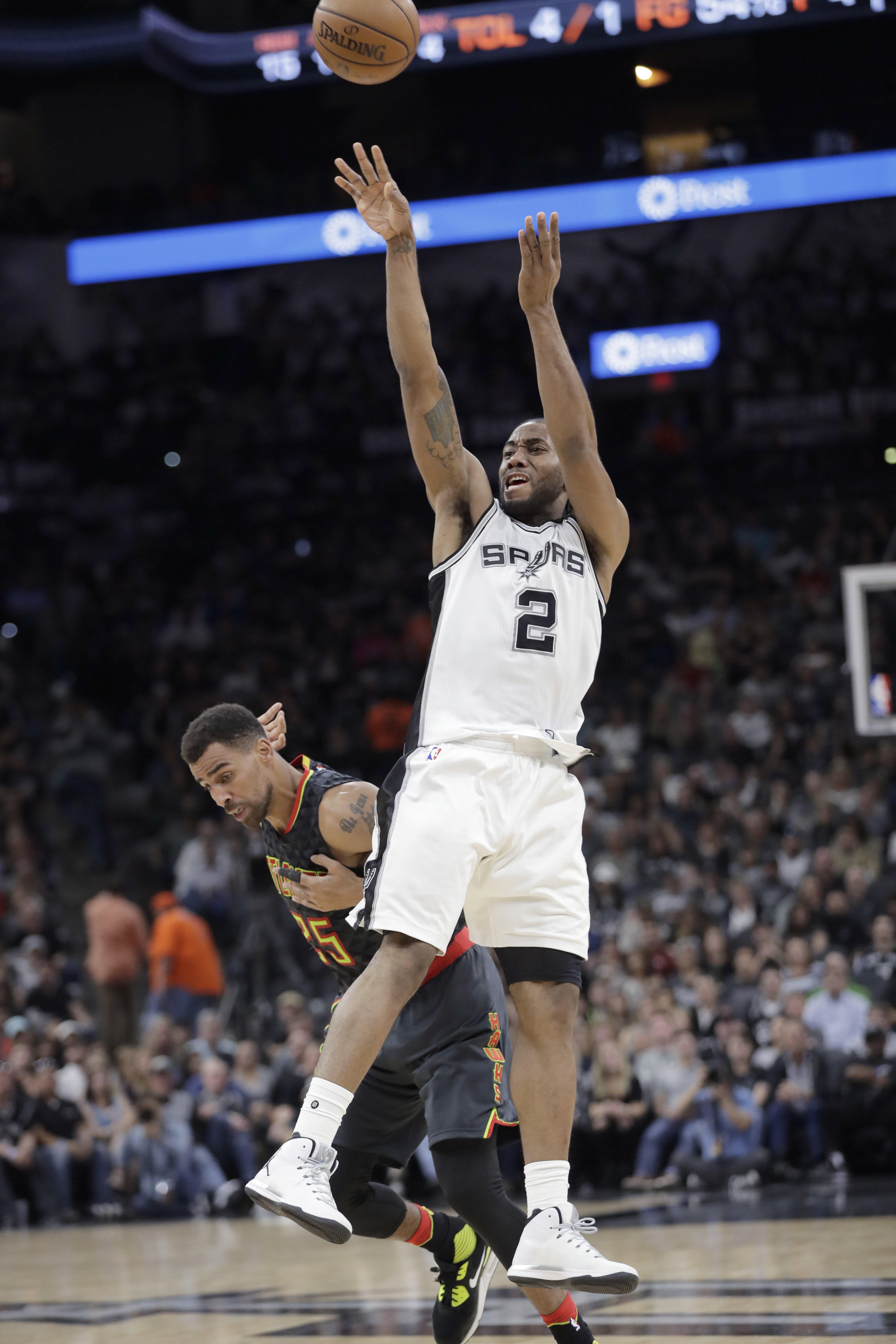 Leonard returns with 31, Spurs top Hawks, tie for No. 1 seed