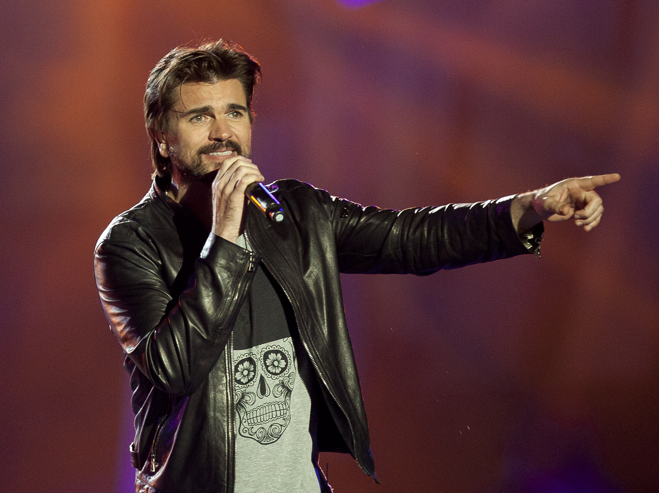 Colombian rocker Juanes writes 1st English song