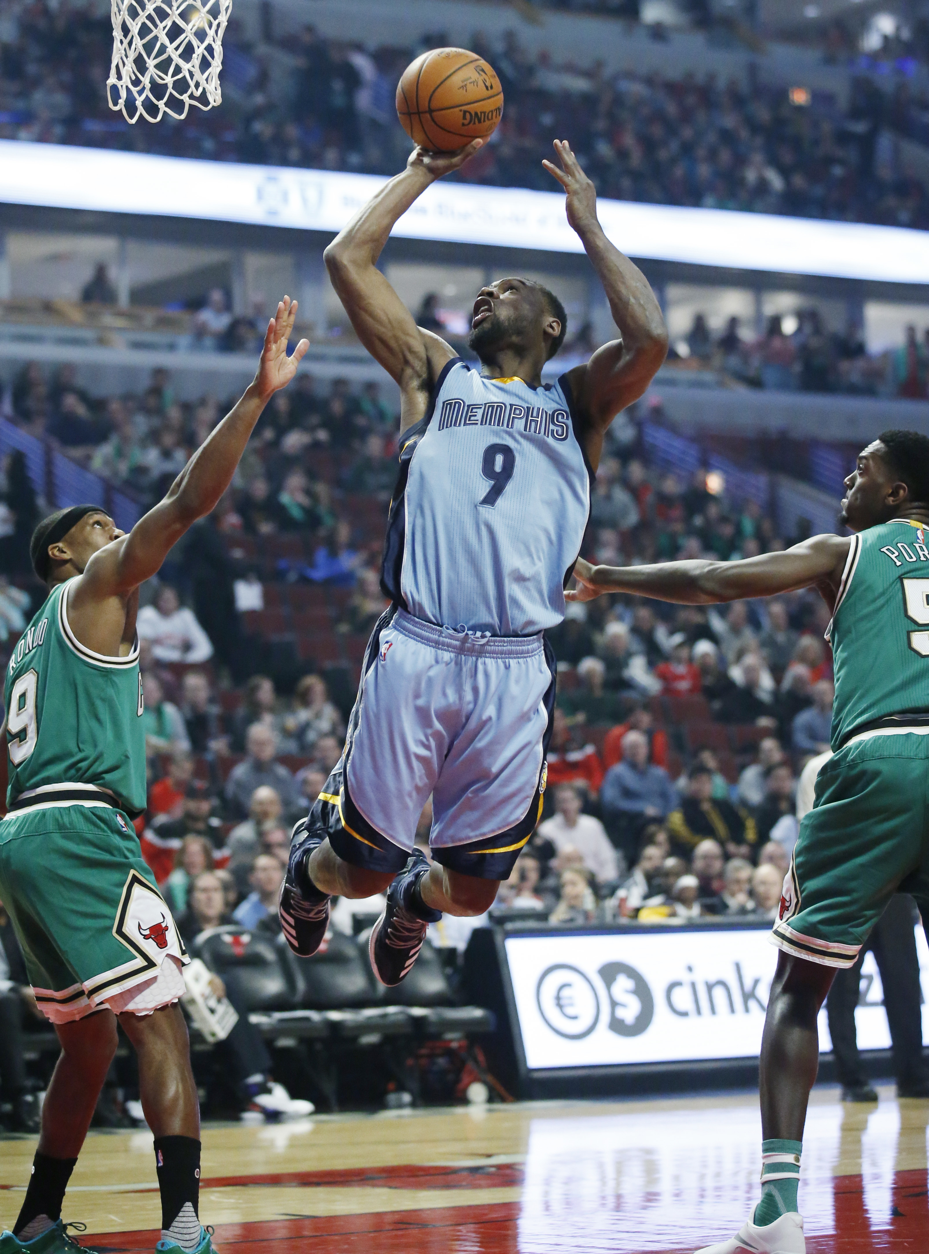 Grizzlies top Bulls 98-91, Wade sprains elbow