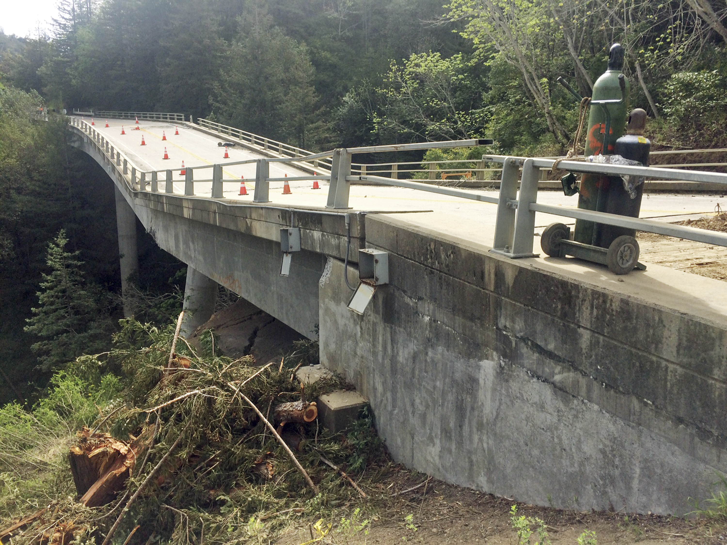 Demolition resumes on California's crumbling Big Sur bridge