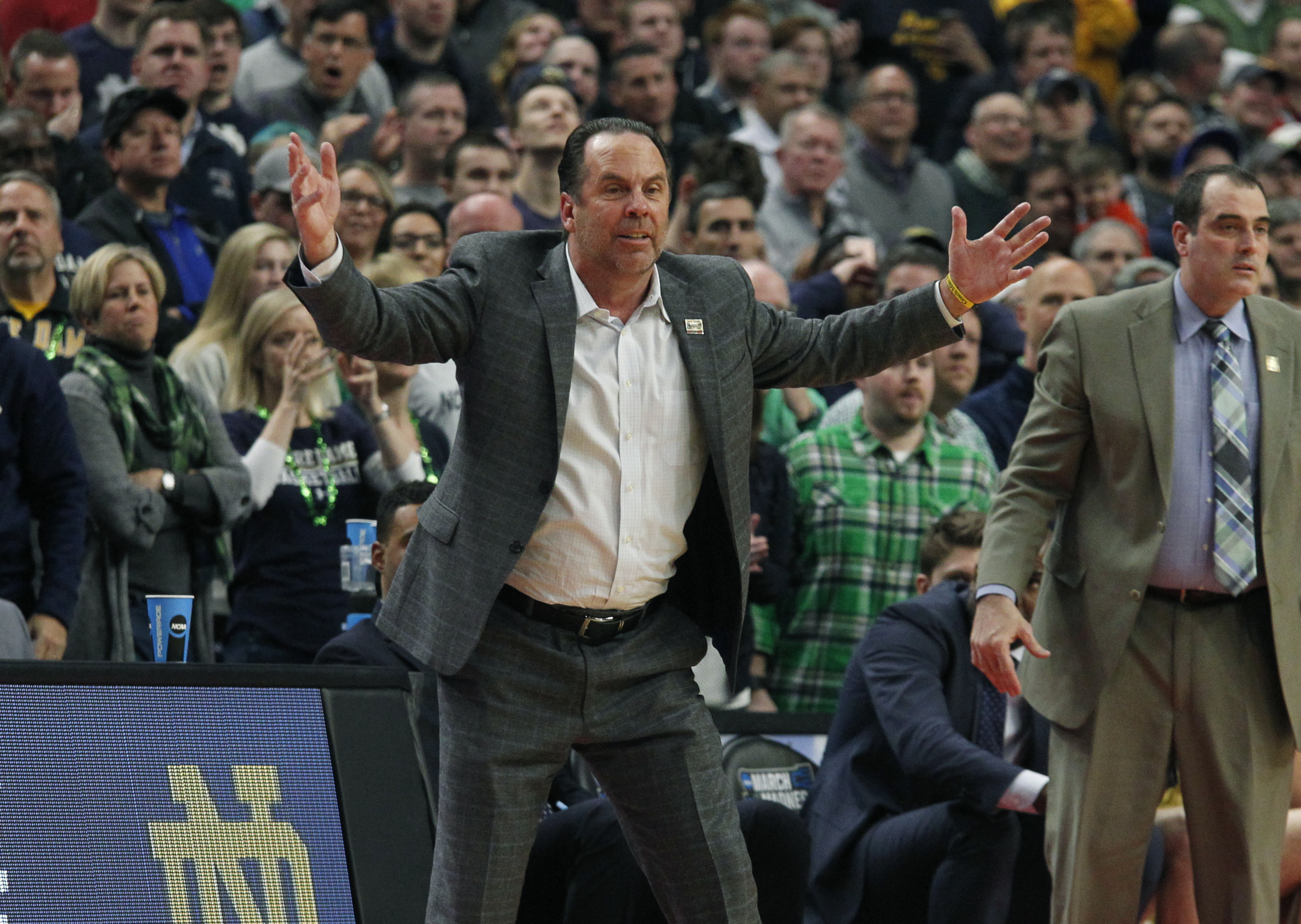 Notre Dame hangs on to beat Princeton 60-58