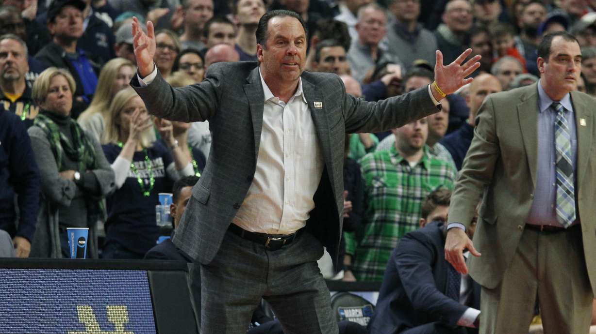 Notre Dame hangs on to beat Princeton 60-58