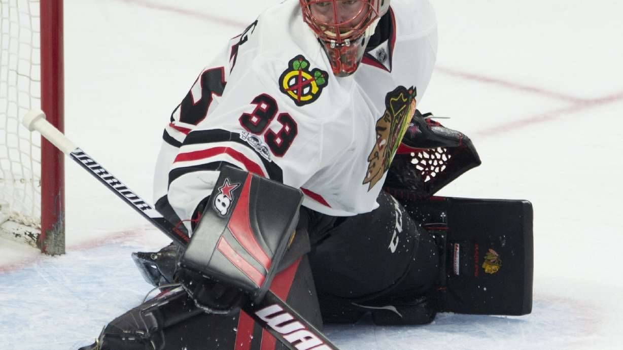 Panik's late power-play goal lifts Blackhawks past Senators