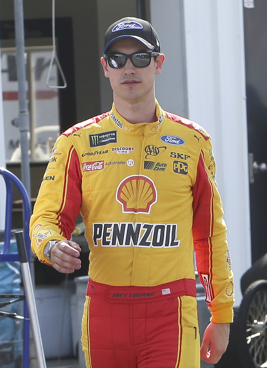 Logano uses fast late lap to claim pole in Phoenix