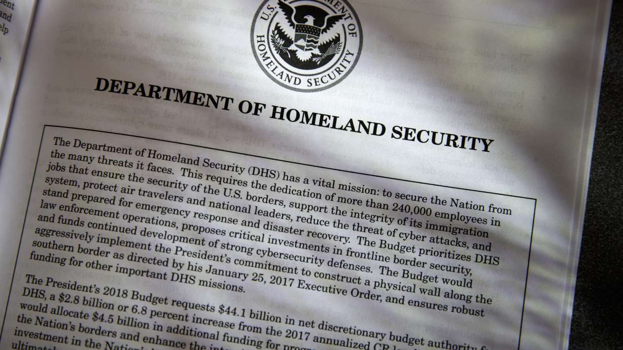 Trump wants to build 30-foot-high wall at Mexican border