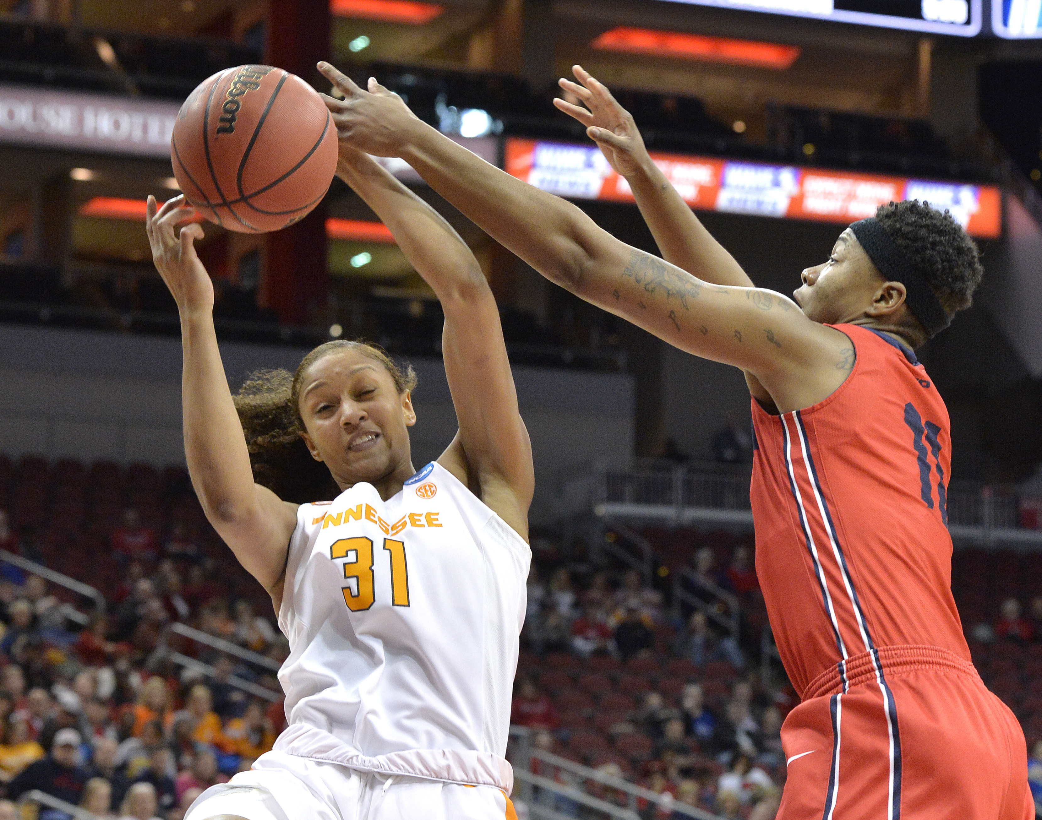 Tennessee rebounds in the second half to put away Dayton