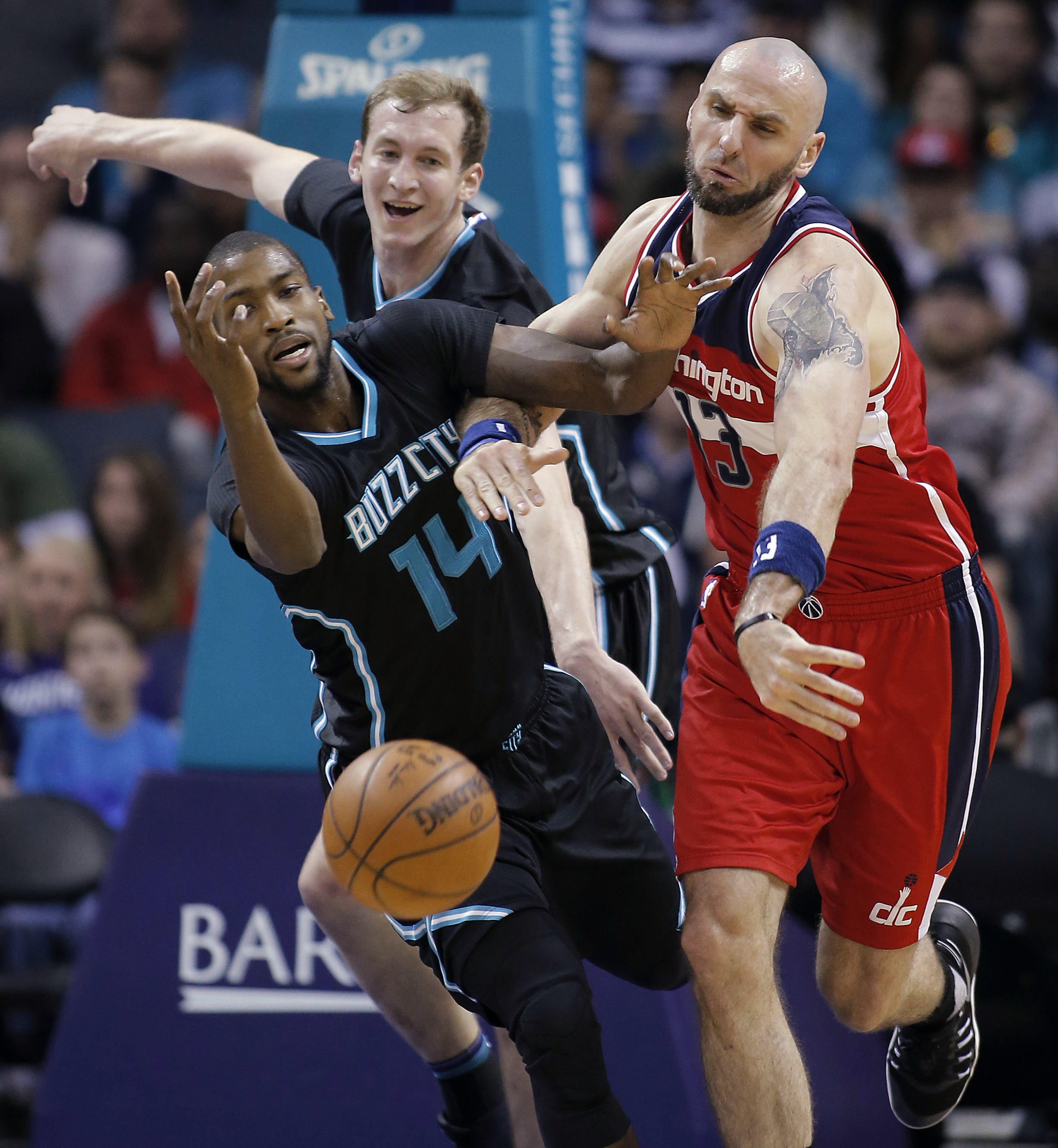 Zeller scores 19, Hornets beat Wizards 98-93