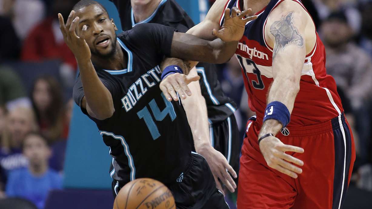 Zeller scores 19, Hornets beat Wizards 98-93