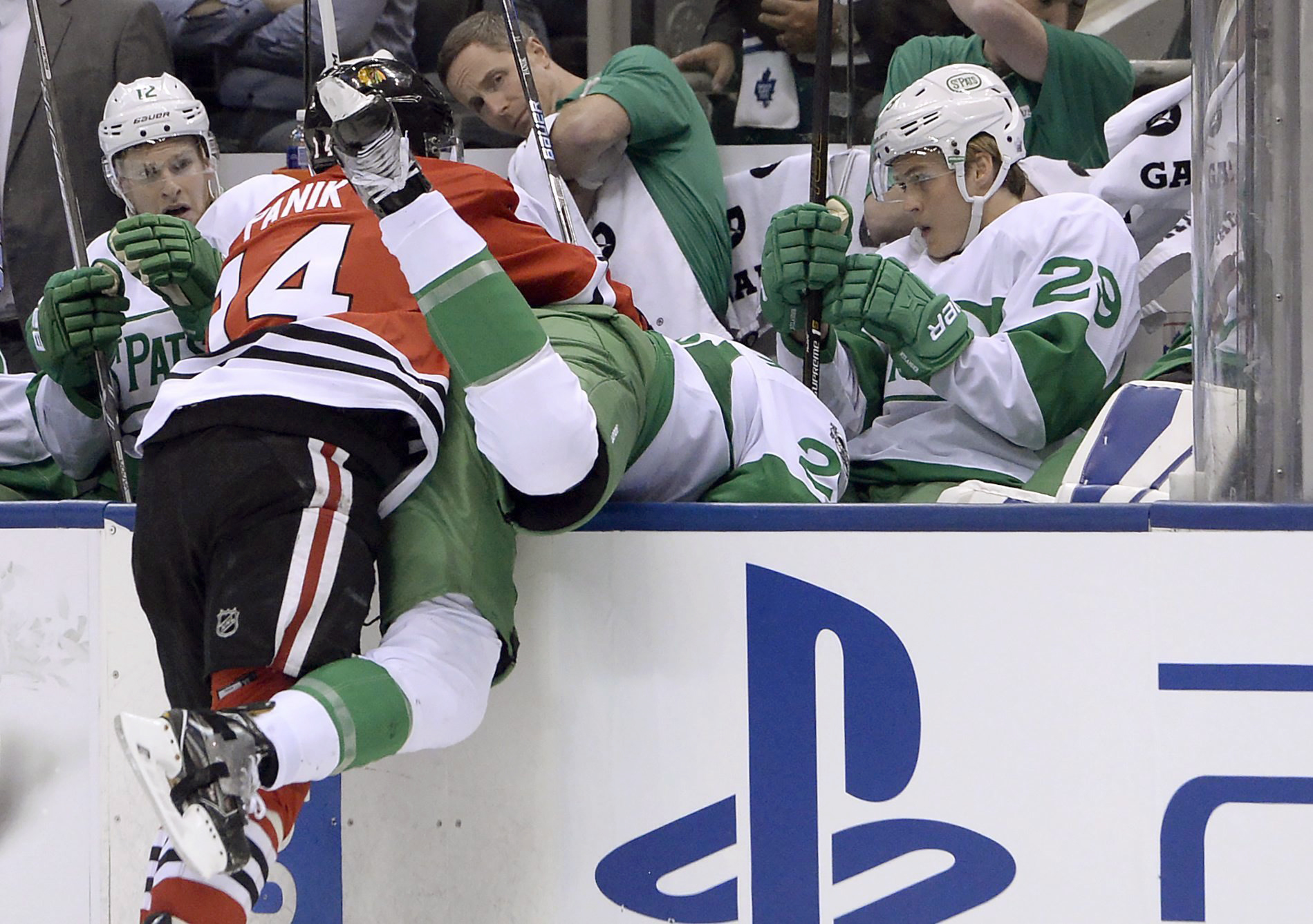 Hartman lifts Blackhawks past Maple Leafs 2-1 in OT