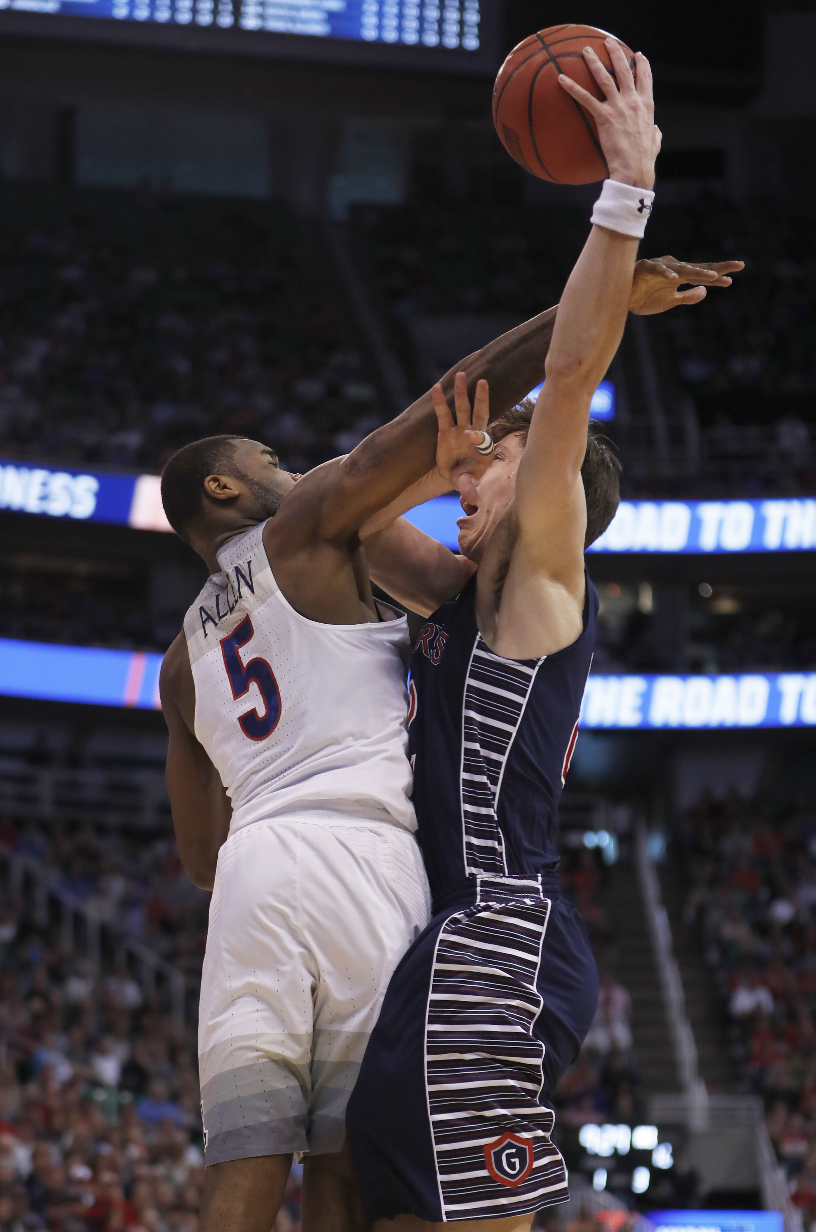 Markkanen, Trier lead Arizona to 69-60 win over Saint Mary's