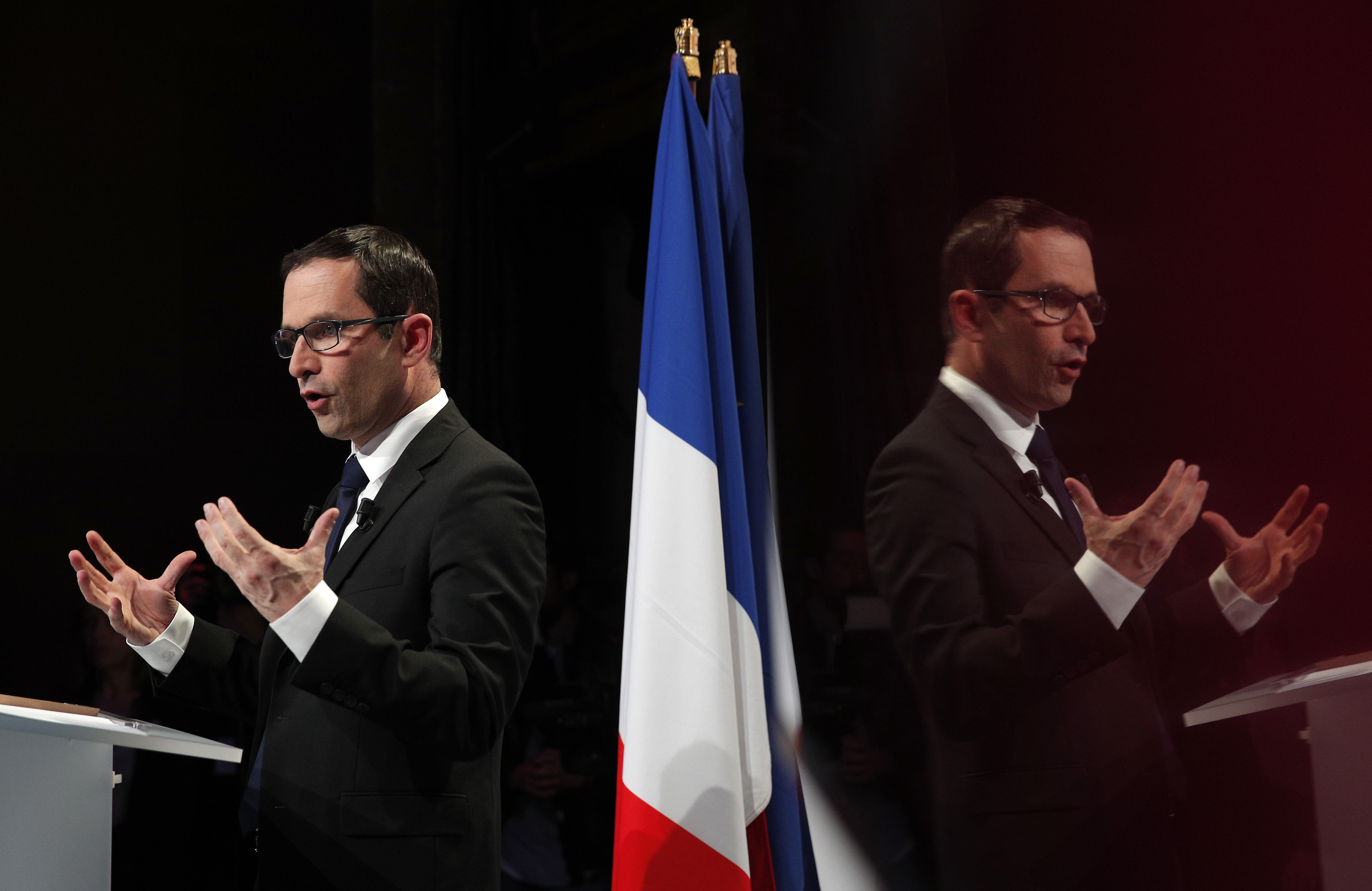 French Socialist draws crowd, says victory still possible