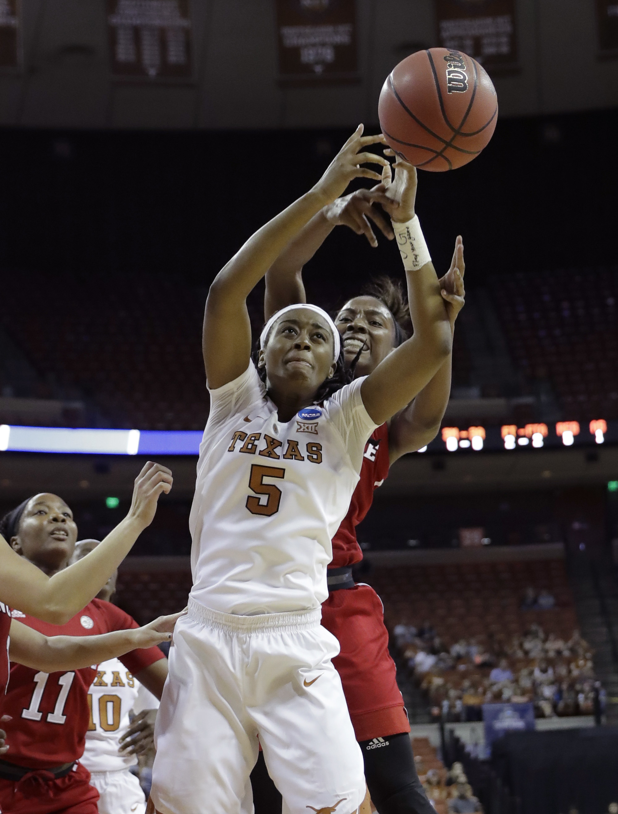 Texas moves on to Sweet 16 over NC State 84-80